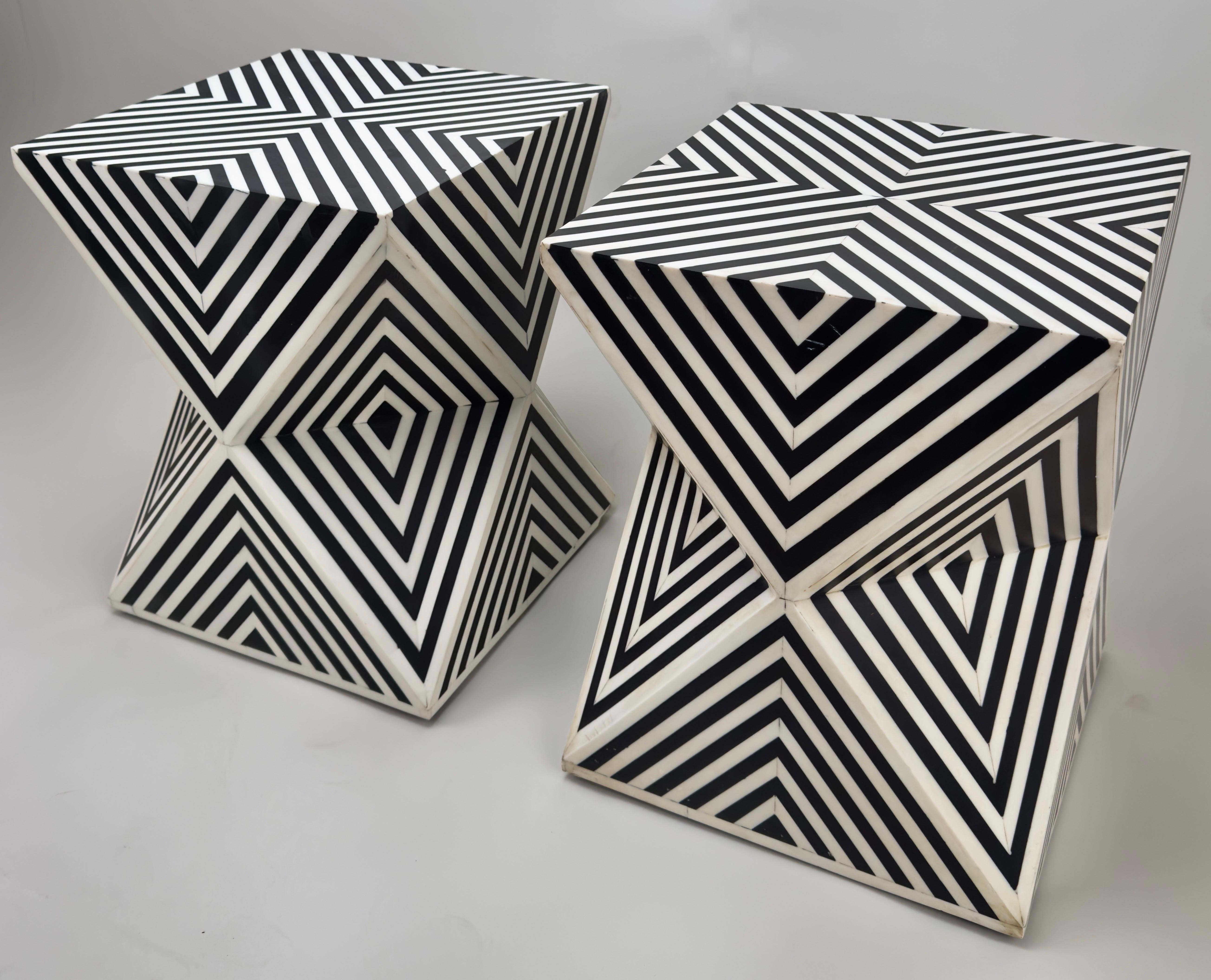Pareja de mesas auxiliares o taburetes escultóricos de resina blanca y negra de estilo art déco Art Decó en venta