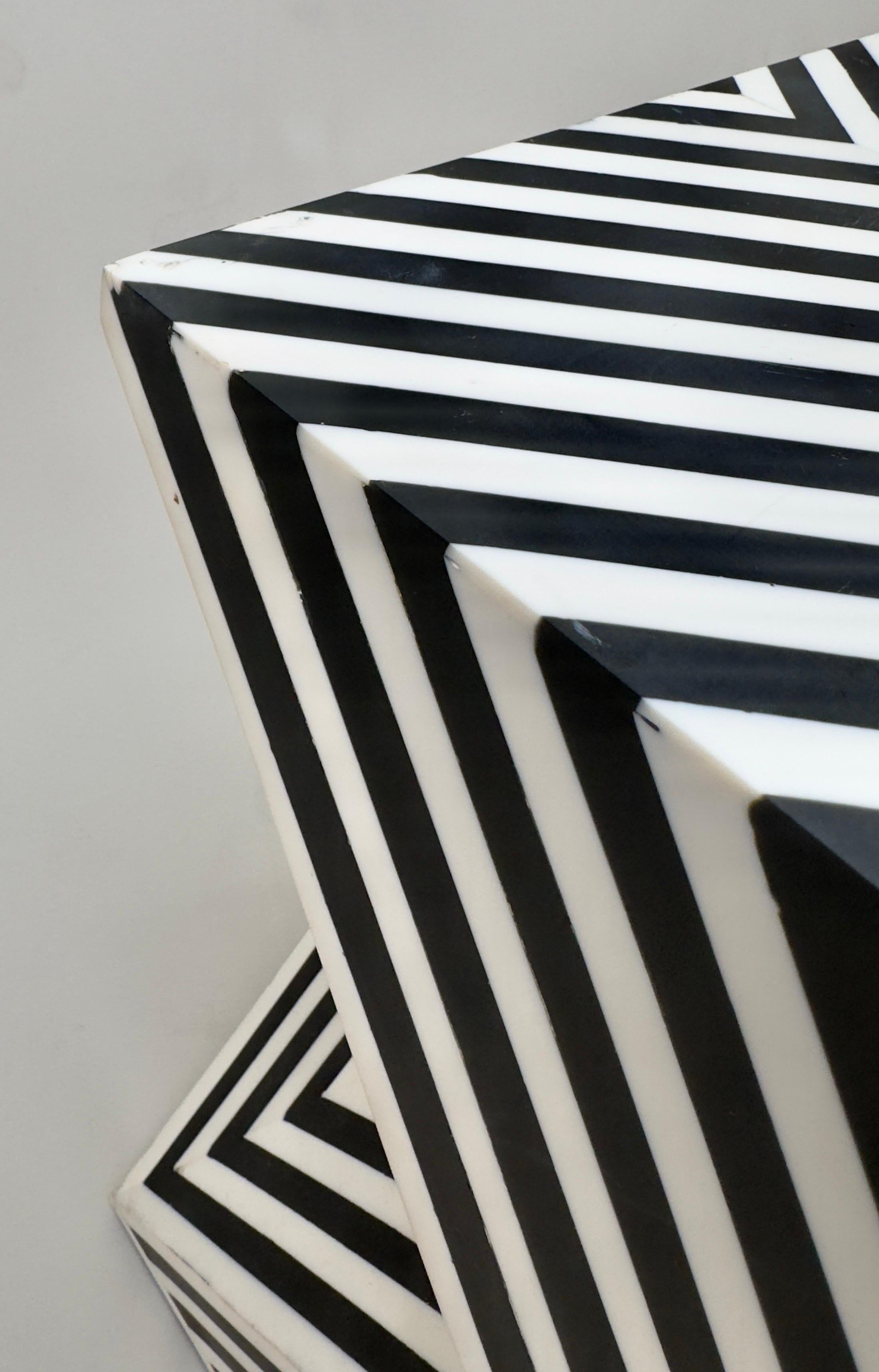 Schwarzer und weißer skulpturaler Beistelltisch, Beistelltisch oder Hocker im Art-Déco-Stil aus Harz, ein Paar im Angebot 2