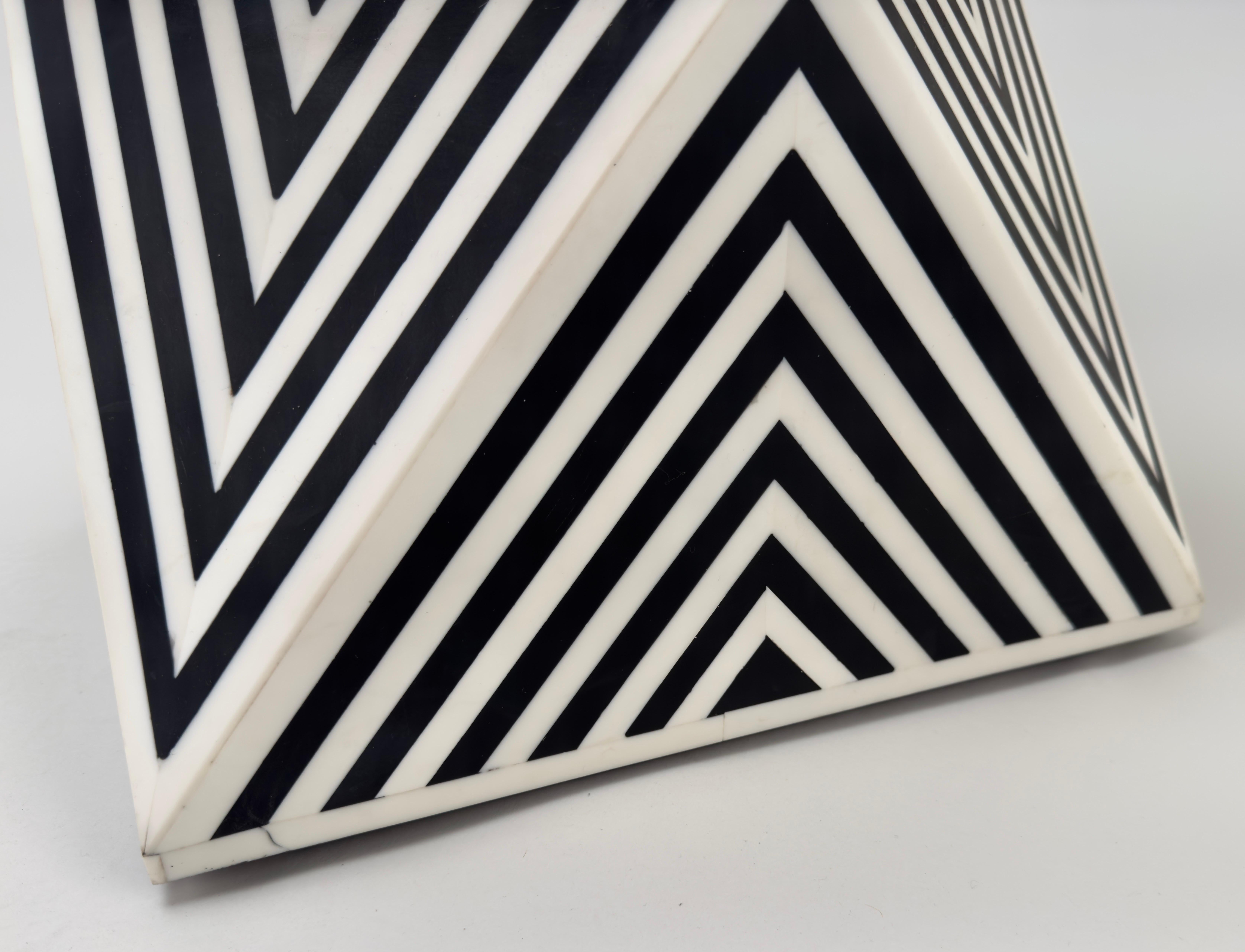 Pareja de mesas auxiliares o taburetes escultóricos de resina blanca y negra de estilo art déco en venta 2