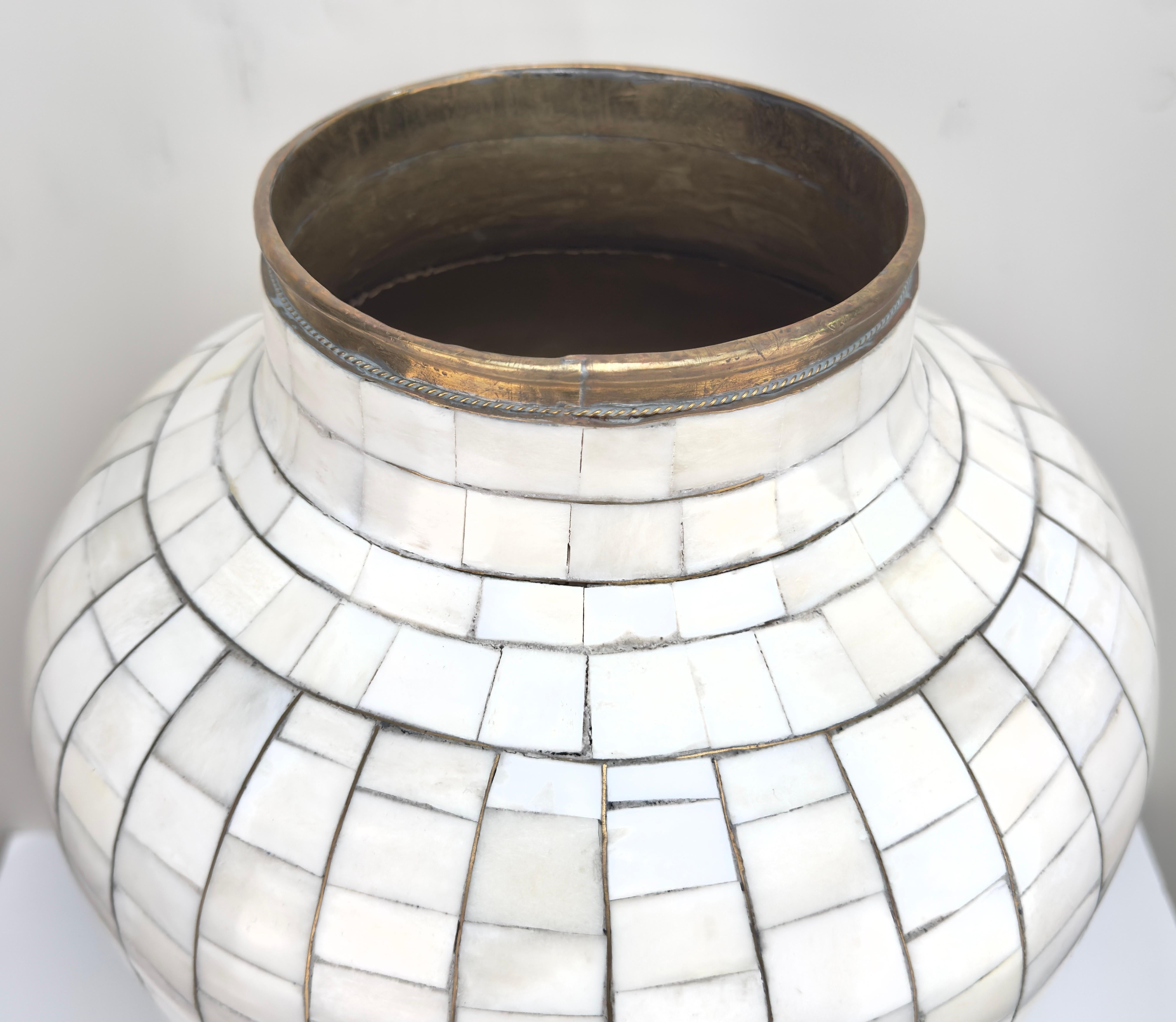 Mid-Century Off-White Mosaic Natural Bone with Brass Inlay Urn or Vase In Good Condition For Sale In Plainview, NY
