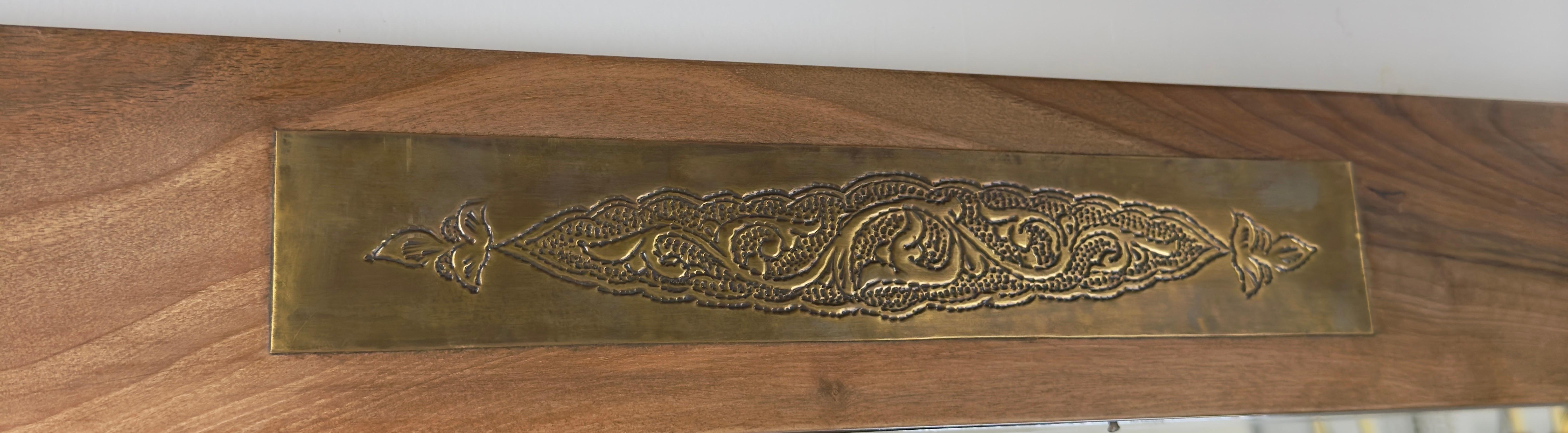 Ottone Specchio da parete in stile organico moderno in noce e ottone con design a filigrana, una coppia in vendita
