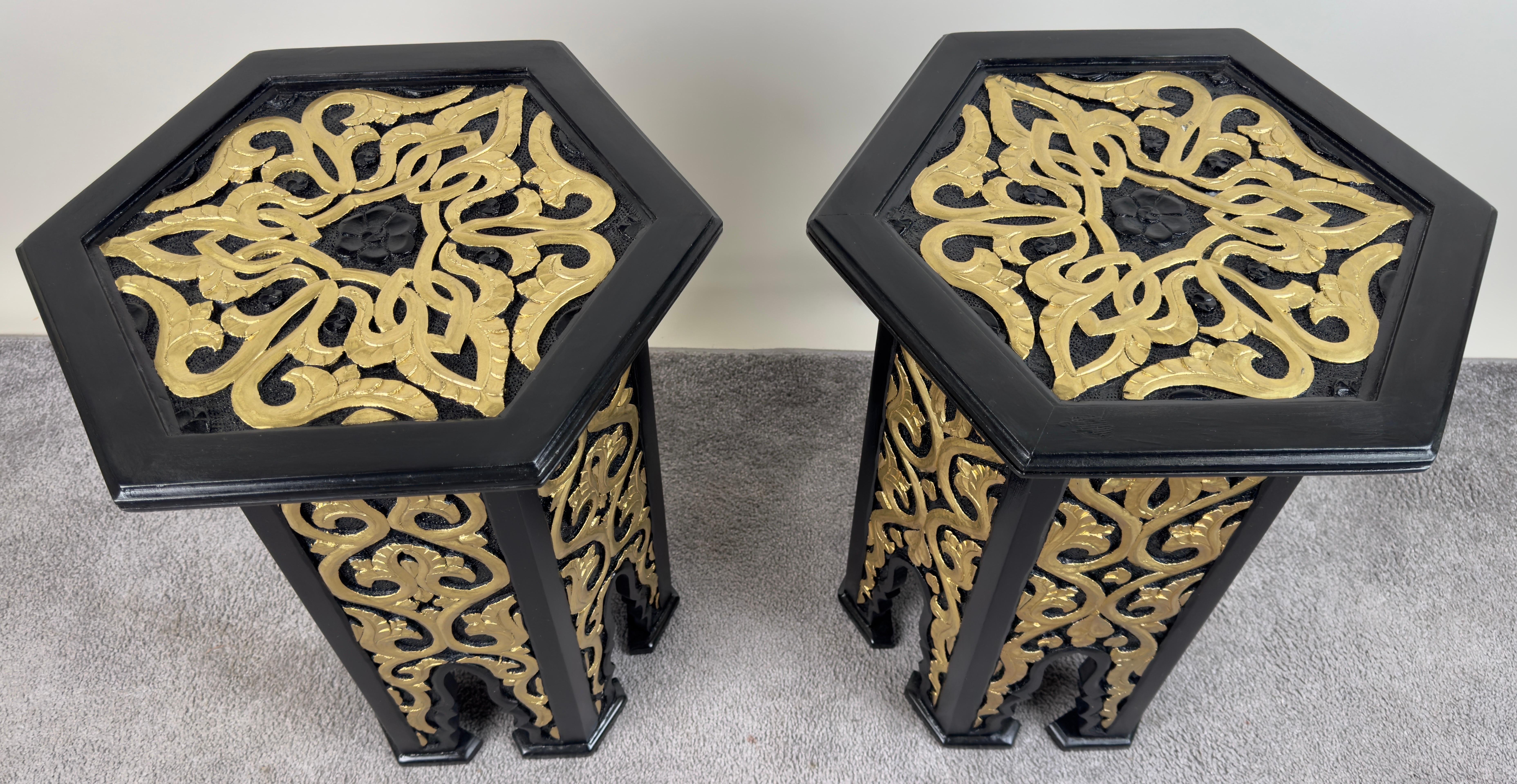 Mesa auxiliar o auxiliar de estilo marroquí Hollywood Regency Negra con diseño dorado, Pareja en Bueno estado para la venta en Plainview, NY