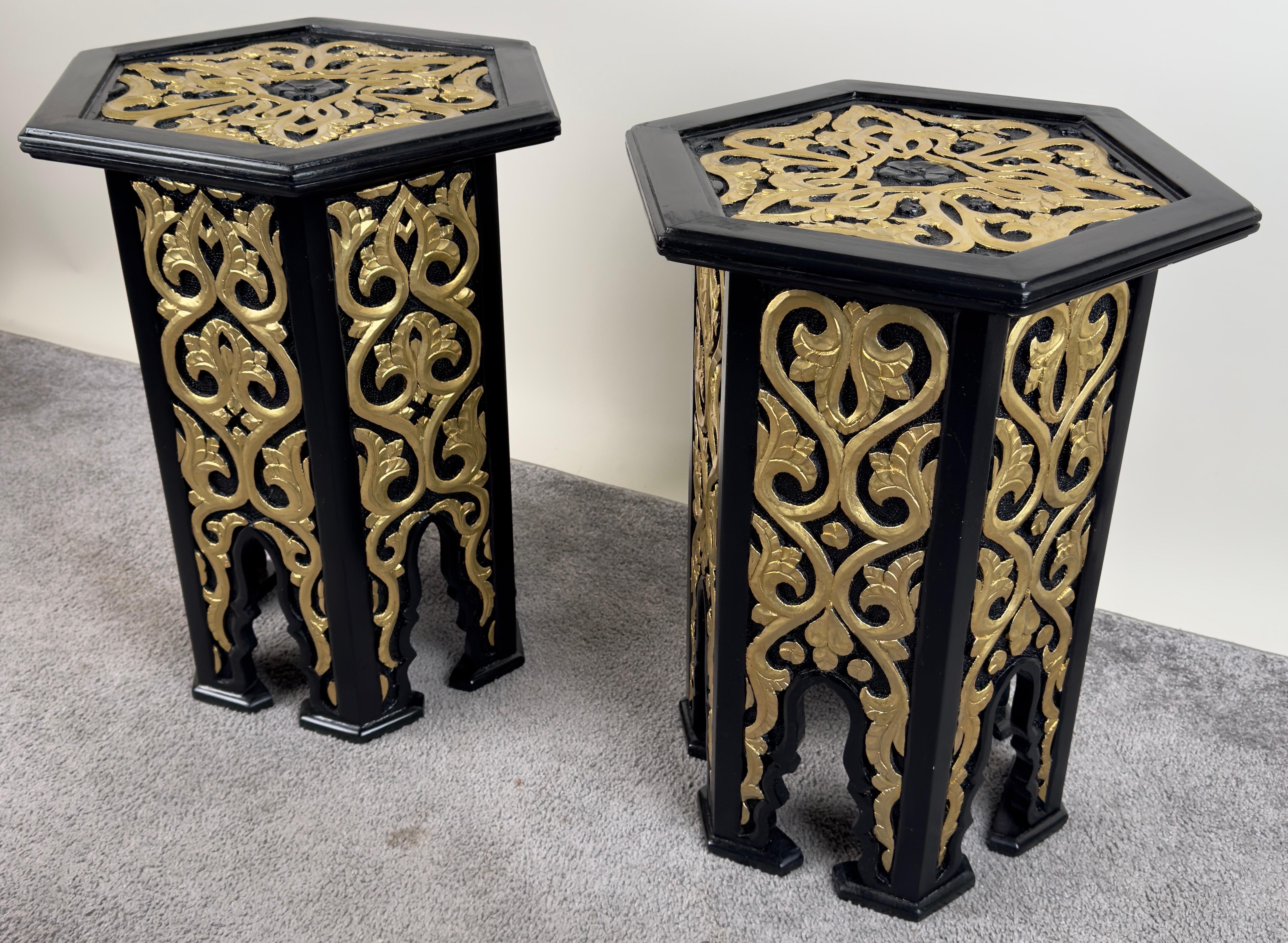 Mesa auxiliar o auxiliar de estilo marroquí Hollywood Regency Negra con diseño dorado, Pareja Marroquí en venta