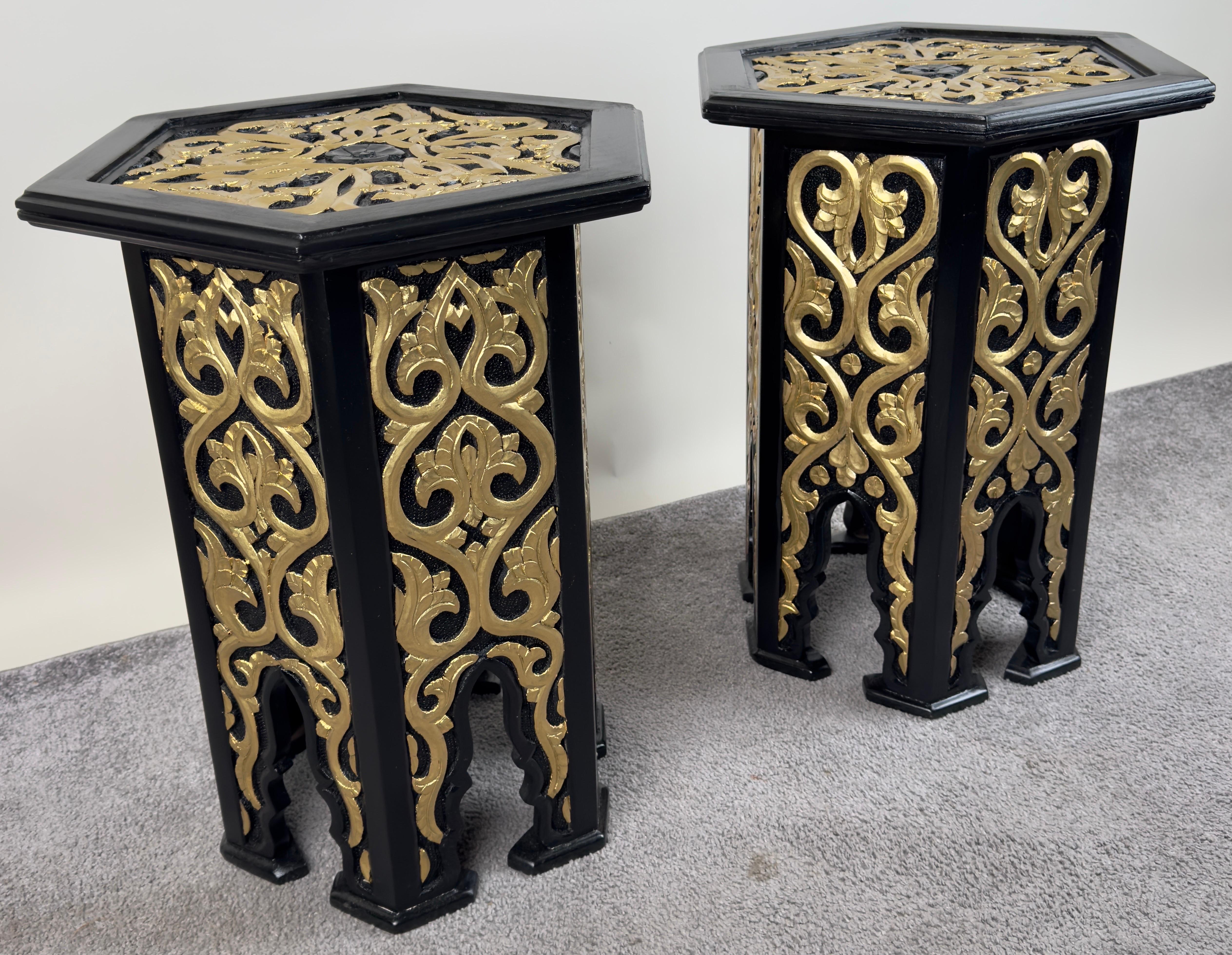 Mesa auxiliar o auxiliar de estilo marroquí Hollywood Regency Negra con diseño dorado, Pareja Morisco en venta