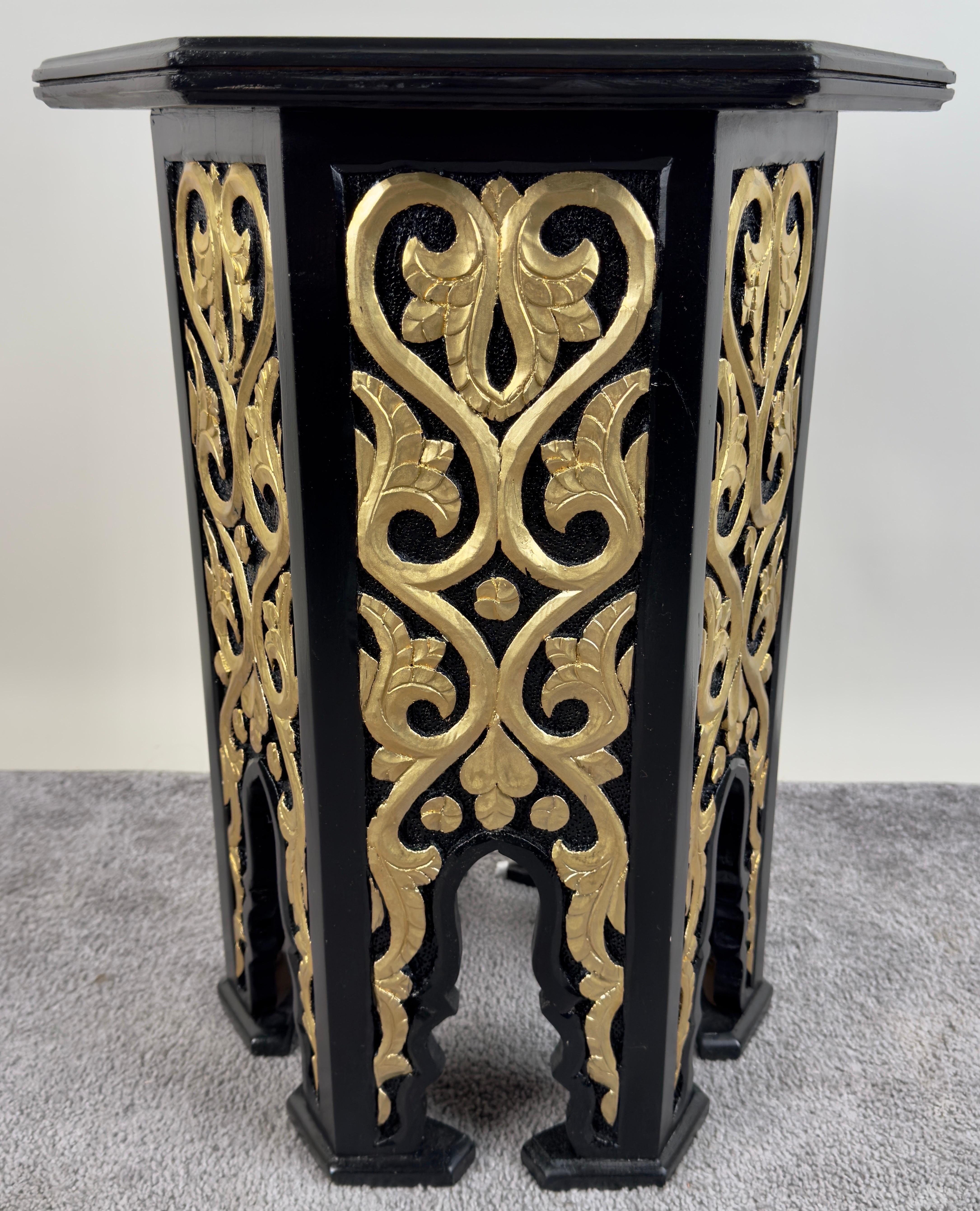 Mesa auxiliar o auxiliar de estilo marroquí Hollywood Regency Negra con diseño dorado, Pareja en venta 1