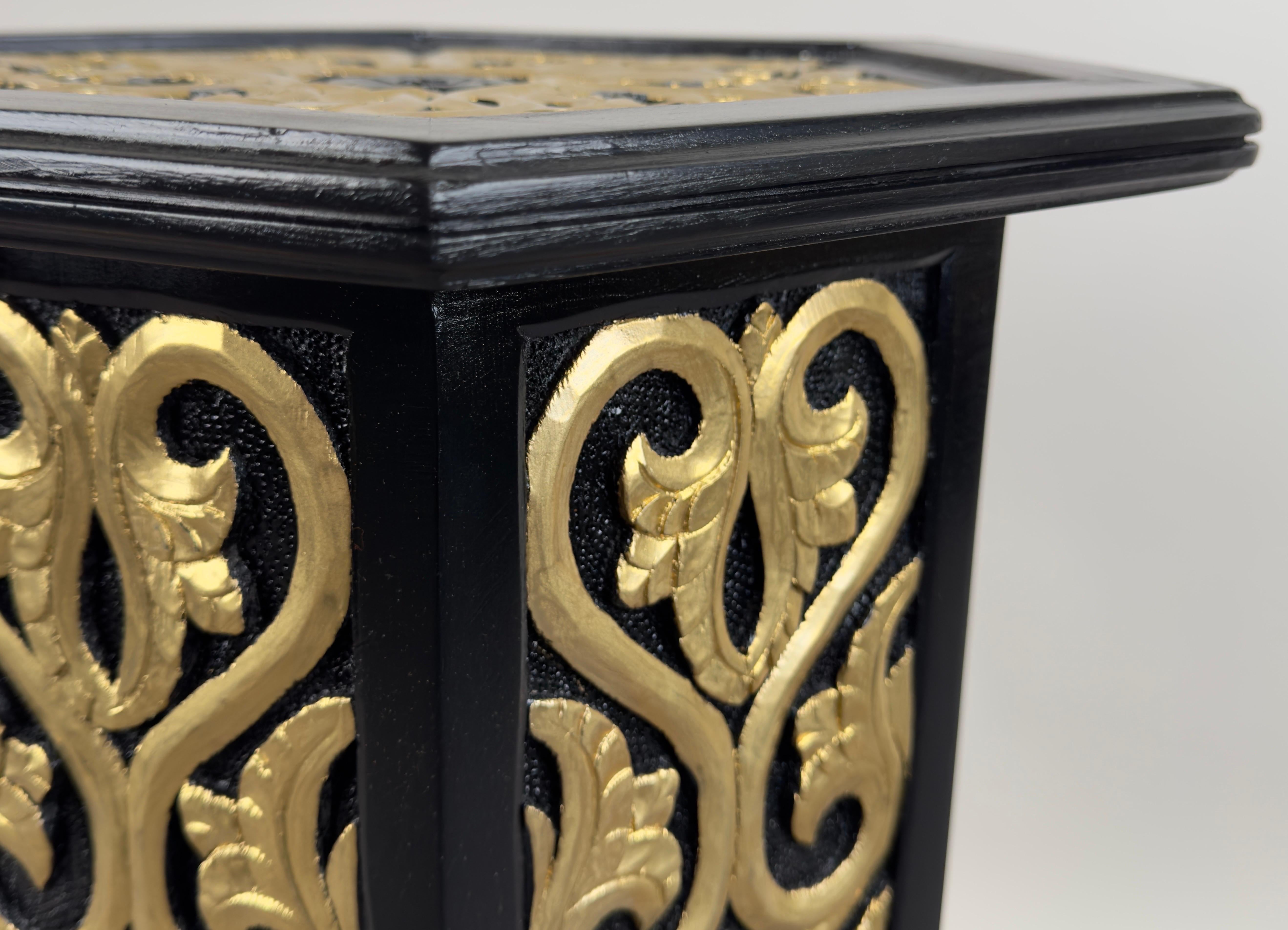 Mesa auxiliar o auxiliar de estilo marroquí Hollywood Regency Negra con diseño dorado, Pareja en venta 2