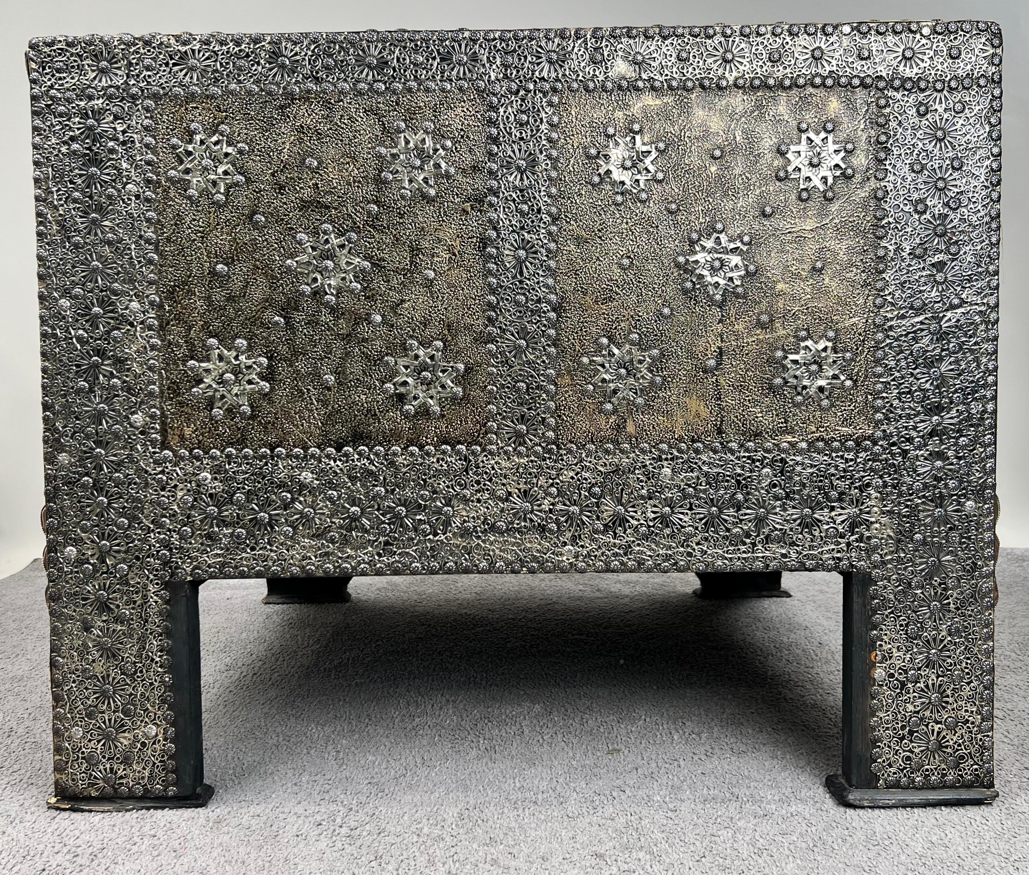 Fin du 20e siècle Paire de chaises longues en laiton et cuir faites à la main dans le style Brutalist de Paul Evans en vente