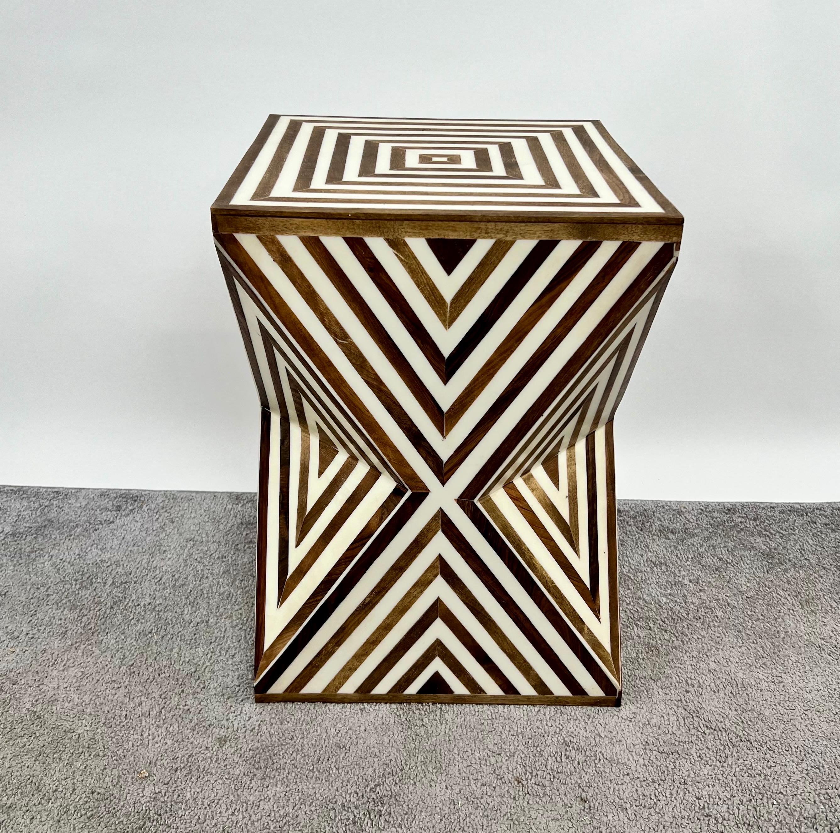 Art Deco Style Sculptural White & walnut Resin Side or End Table, a Pair In Good Condition For Sale In Plainview, NY