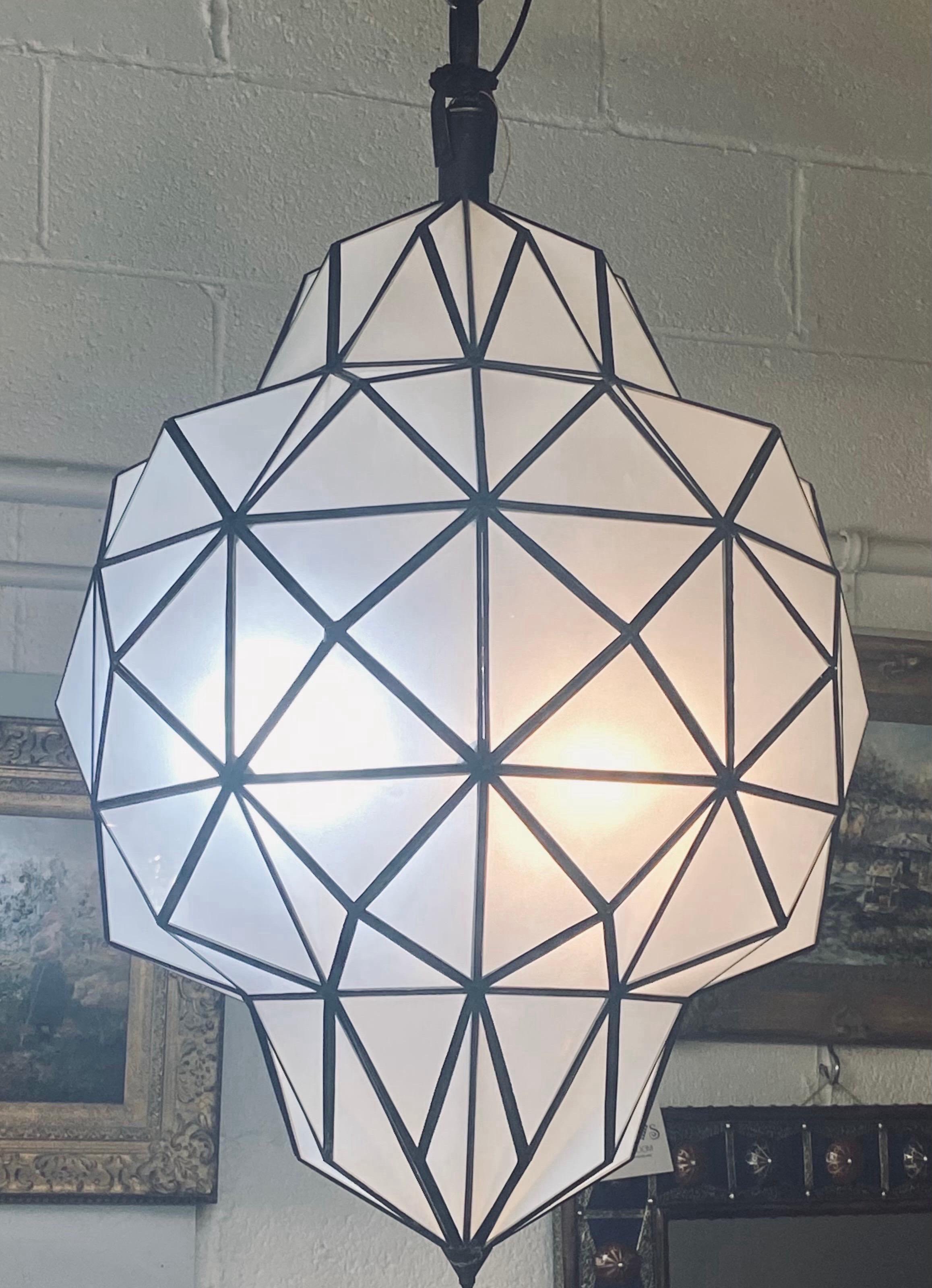 Sconosciuto Grande lampadario Art Deco bianco latte, pendente o lanterna a forma di cupola, una coppia in vendita