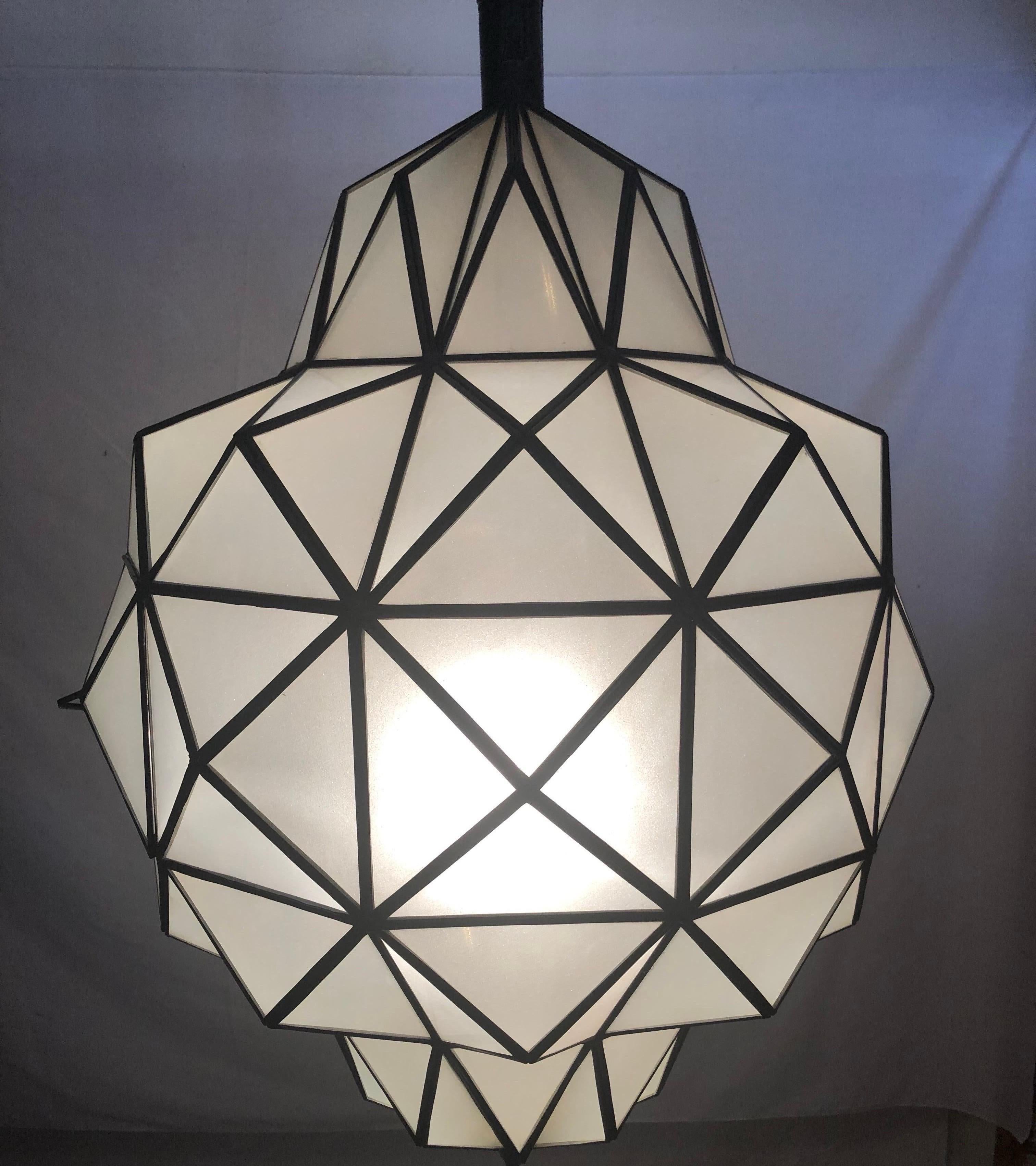 Grande lampadario Art Deco bianco latte, pendente o lanterna a forma di cupola, una coppia in vendita 6