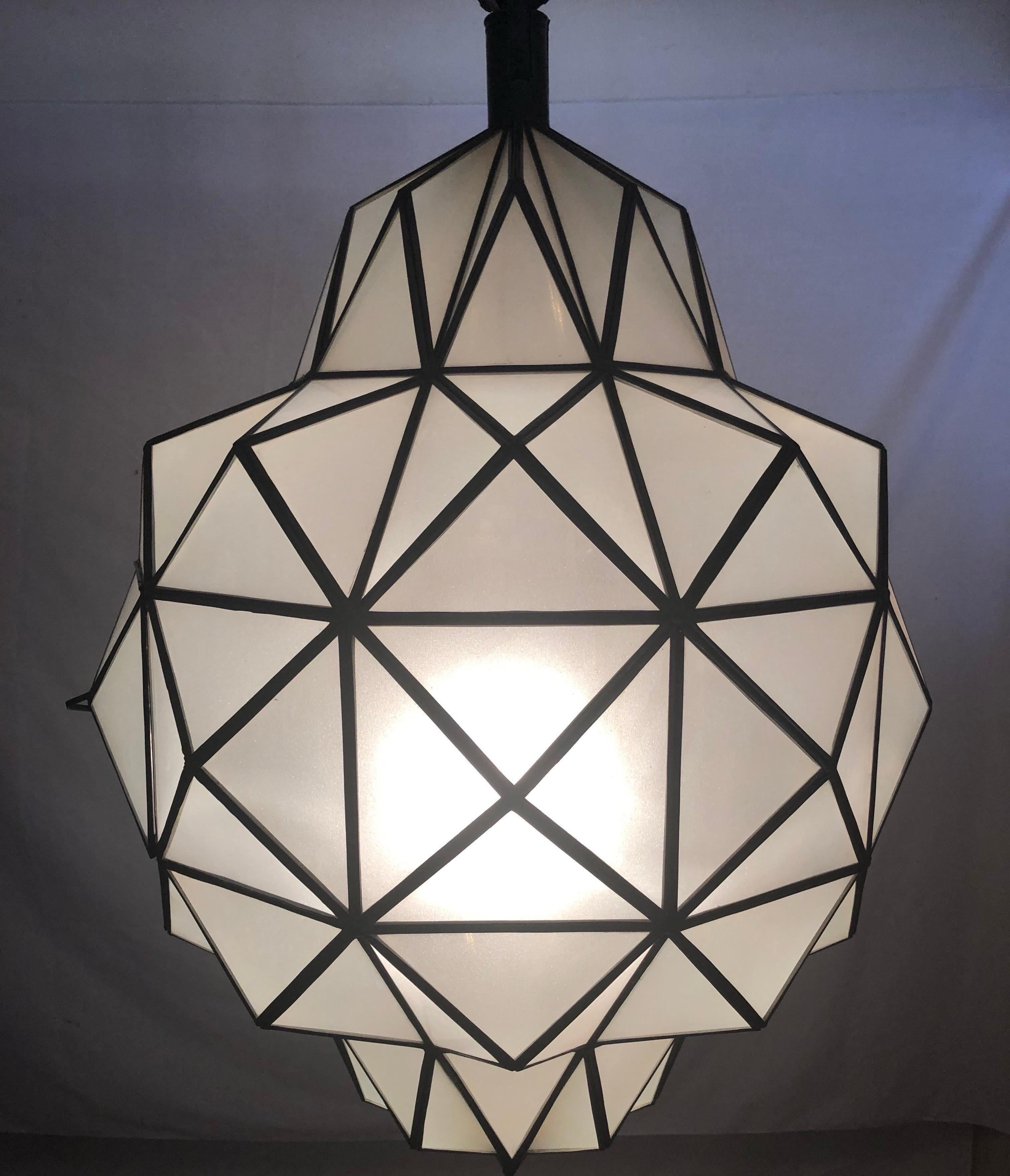 Grande lampadario Art Deco bianco latte, pendente o lanterna a forma di cupola, una coppia in vendita 12