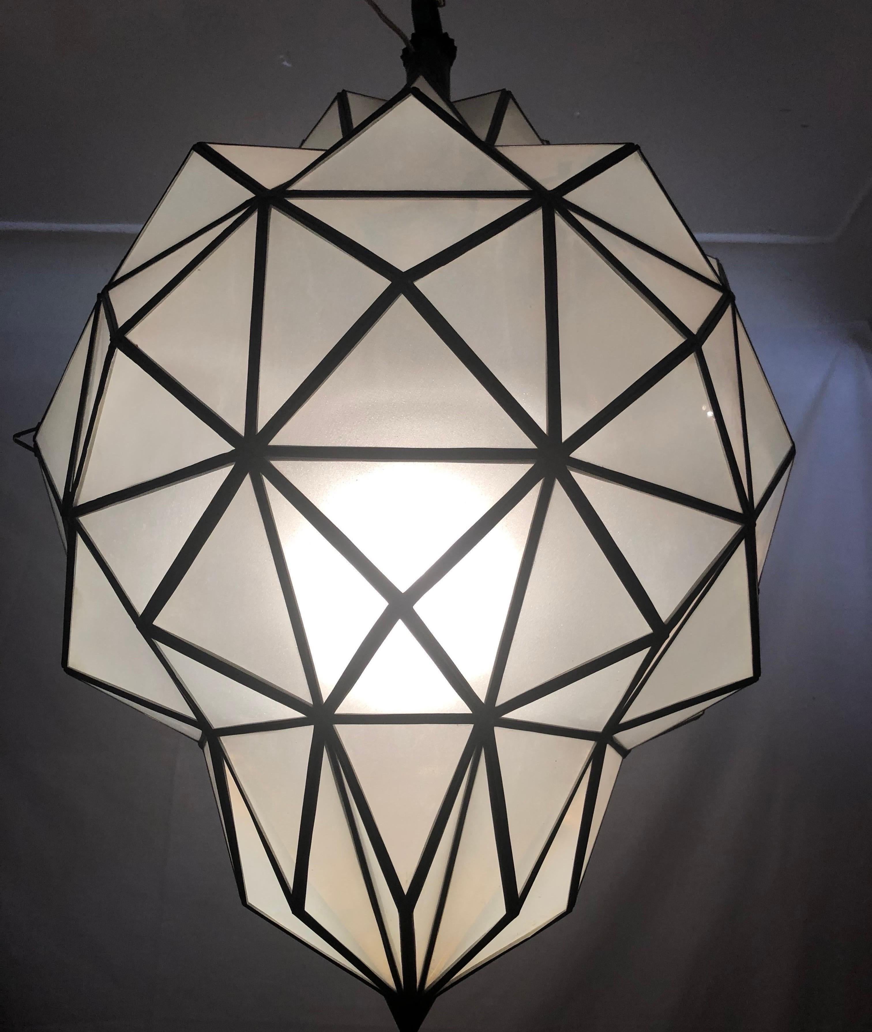 Grande lampadario Art Deco bianco latte, pendente o lanterna a forma di cupola, una coppia in vendita 13