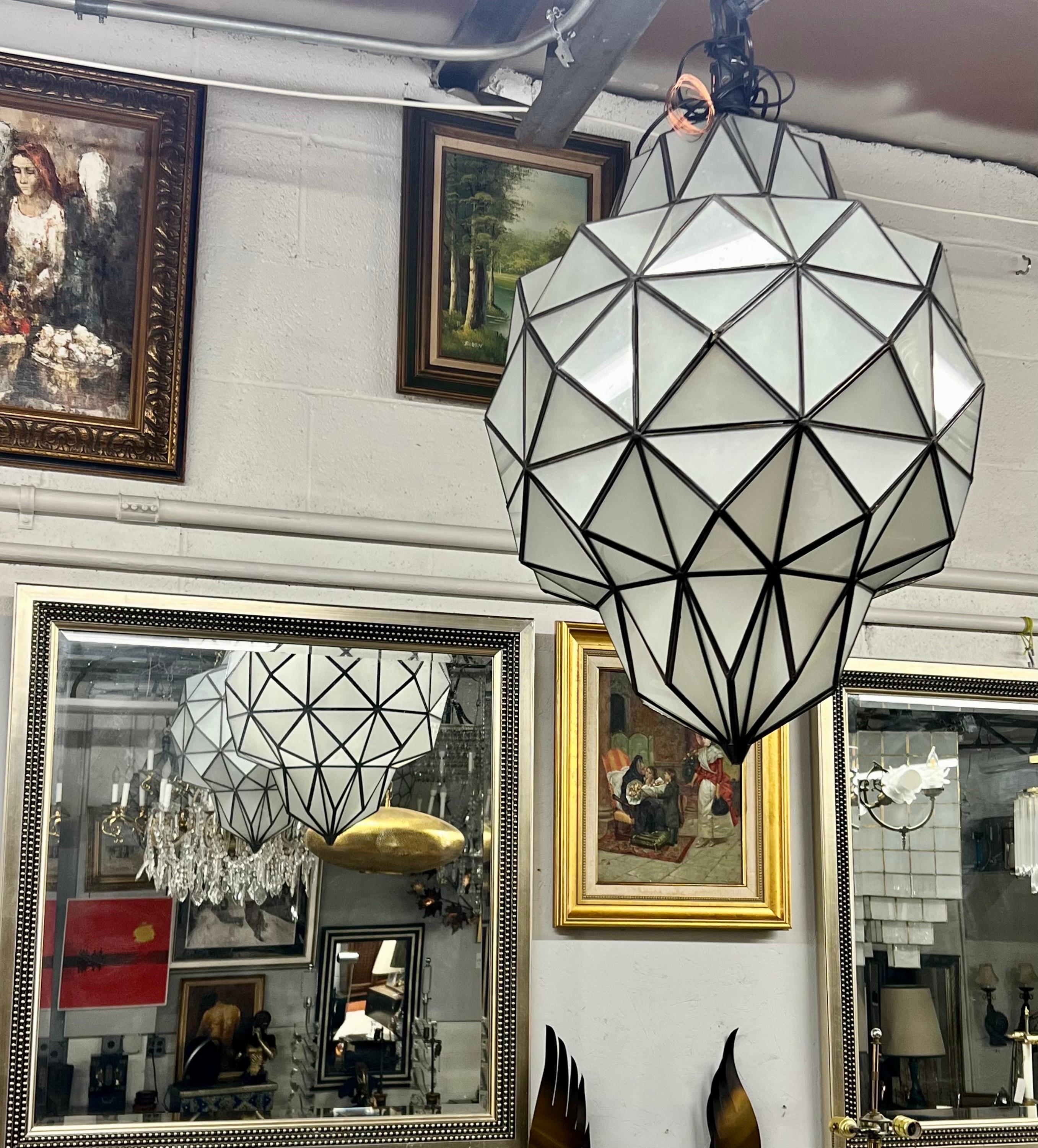 Una splendida coppia di lampadari o lanterne in vetro bianco a forma di cupola in stile Art Déco. Ciascuna di esse è dotata di vetri singoli, con una porta aperta che conduce a un doppio ambiente recentemente cablato che ospita due lampadine da 60