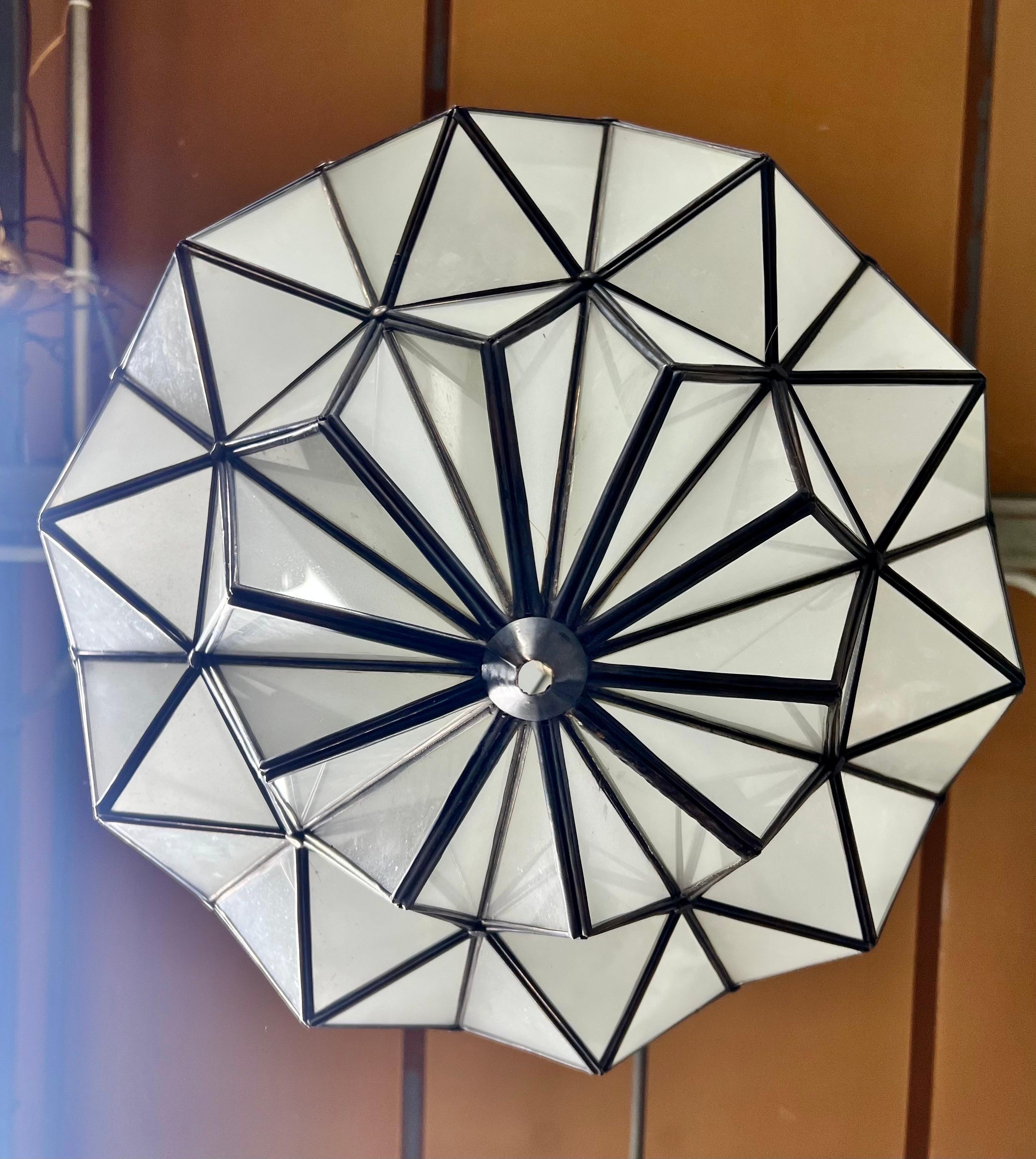 Fine XX secolo Grande lampadario Art Deco bianco latte, pendente o lanterna a forma di cupola, una coppia in vendita