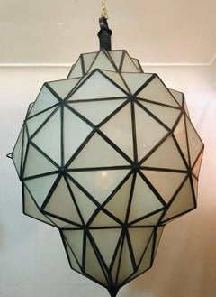 Großer Kronleuchter, Anhänger oder Laterne in Form einer Kuppel im Art-Deco-Stil aus weißer Milch