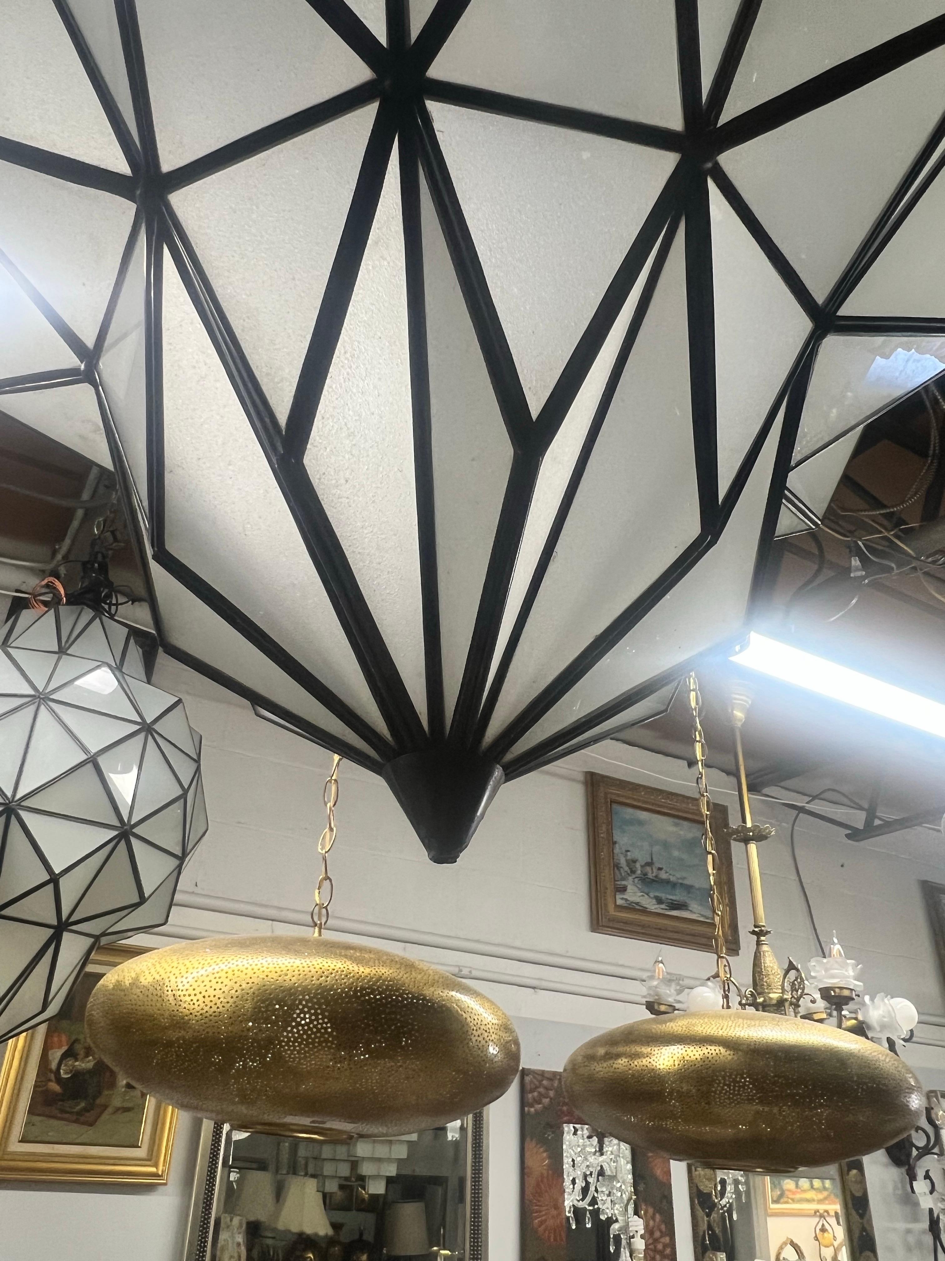 Metallo Grande lampadario Art Deco bianco latte, pendente o lanterna a forma di cupola, una coppia in vendita