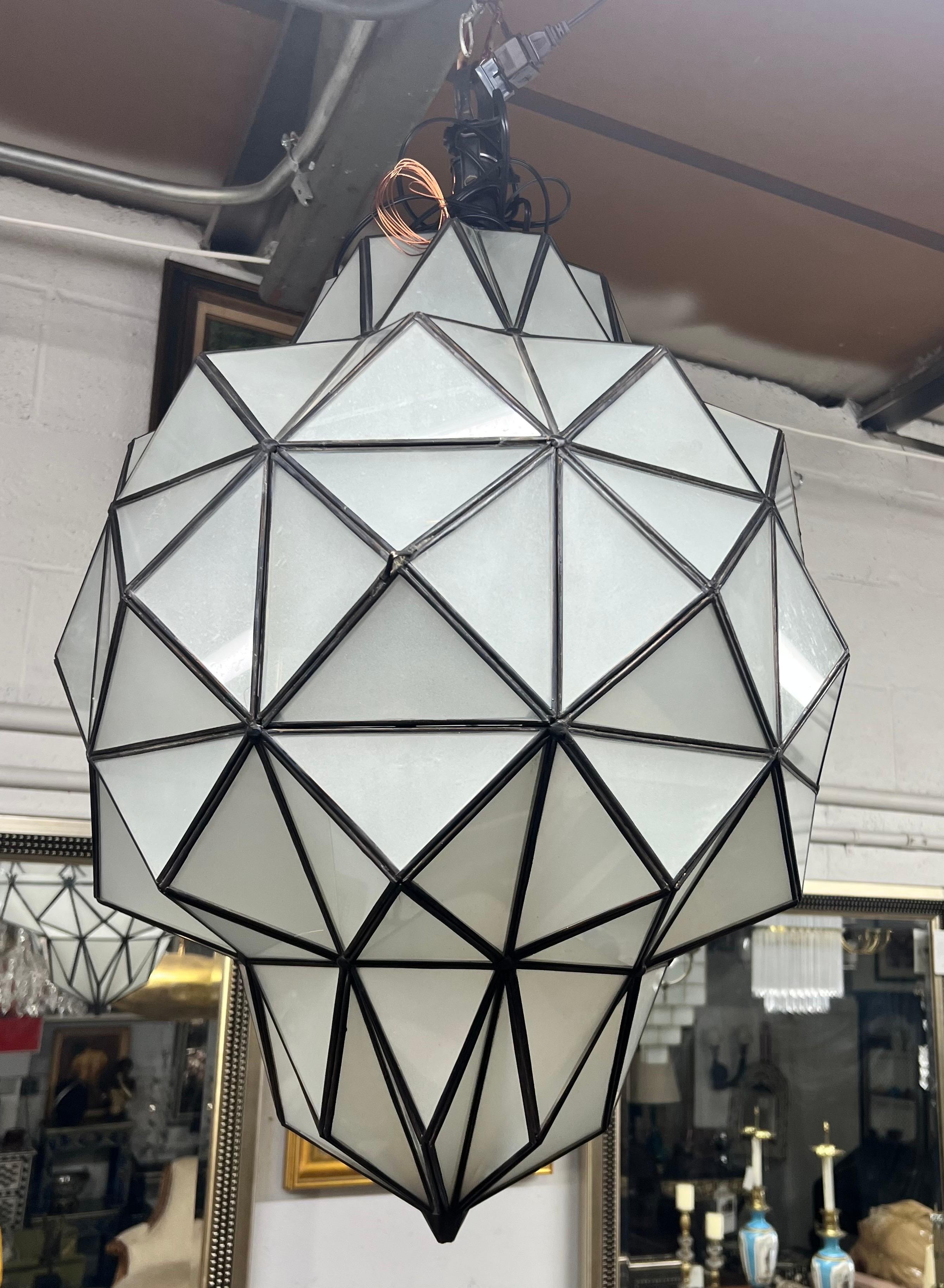Grande lampadario Art Deco bianco latte, pendente o lanterna a forma di cupola, una coppia In condizioni buone in vendita a Plainview, NY