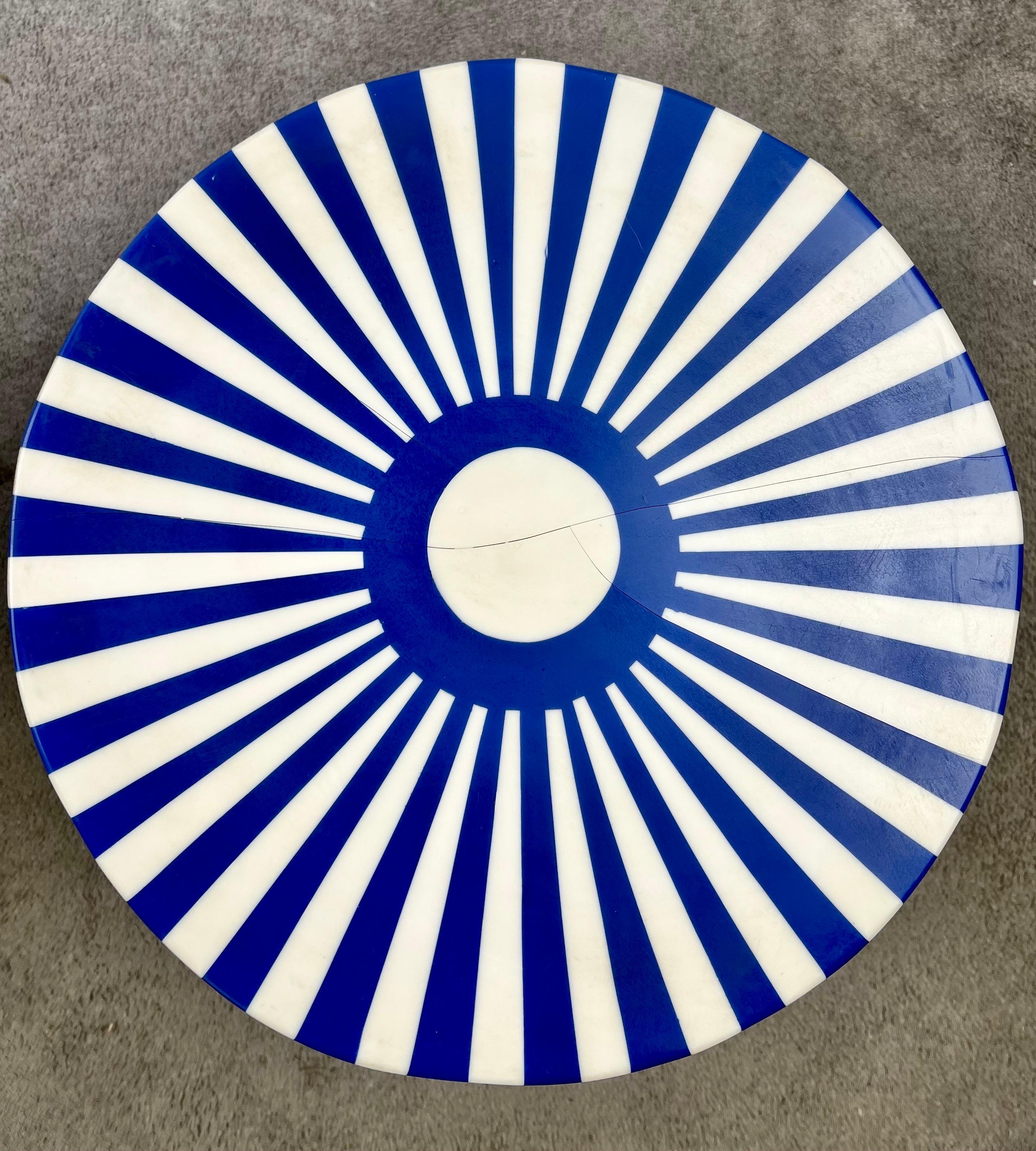 Paire de tables d'appoint ou de tabourets en résine cylindrique bleu et blanc de style Art Déco en vente 5