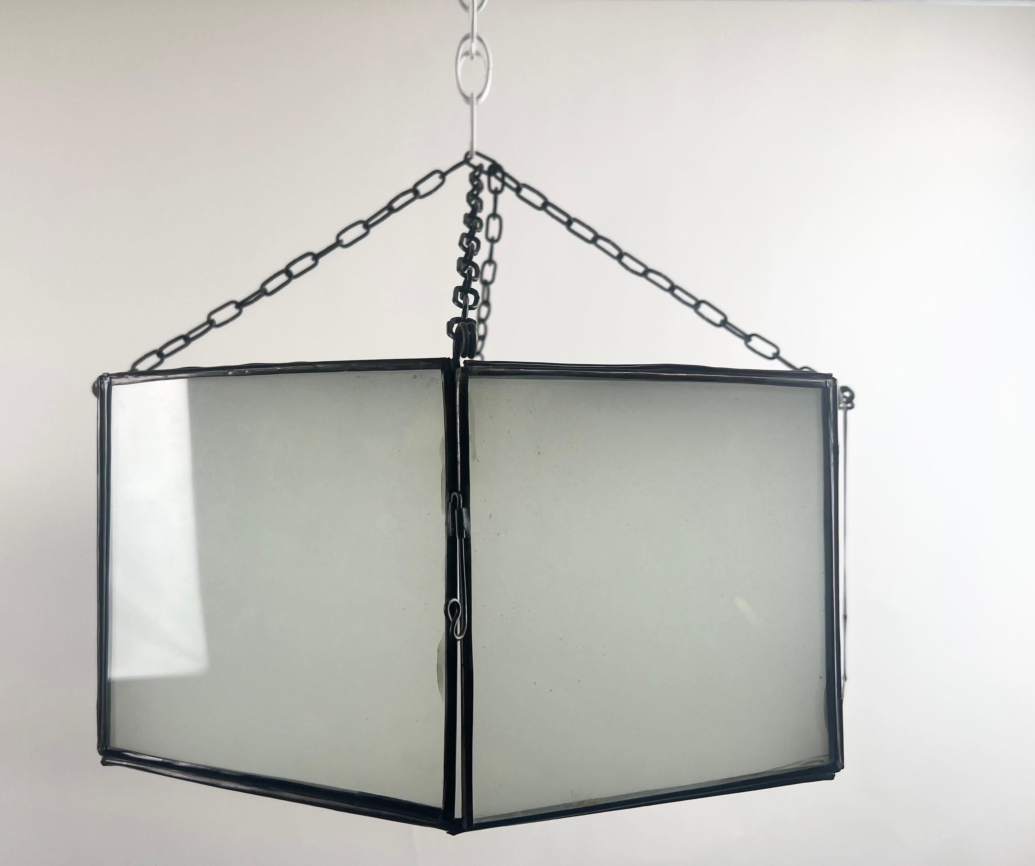 Eine Pendelleuchte, Laterne oder Unterputzleuchte im Art-Deco-Stil. Die Pendelleuchte in eleganter Achteckform wird in feiner Handarbeit aus einzelnen sandgestrahlten Milchglasscheiben und einem patinierten Bronzerahmen gefertigt. Die achteckige