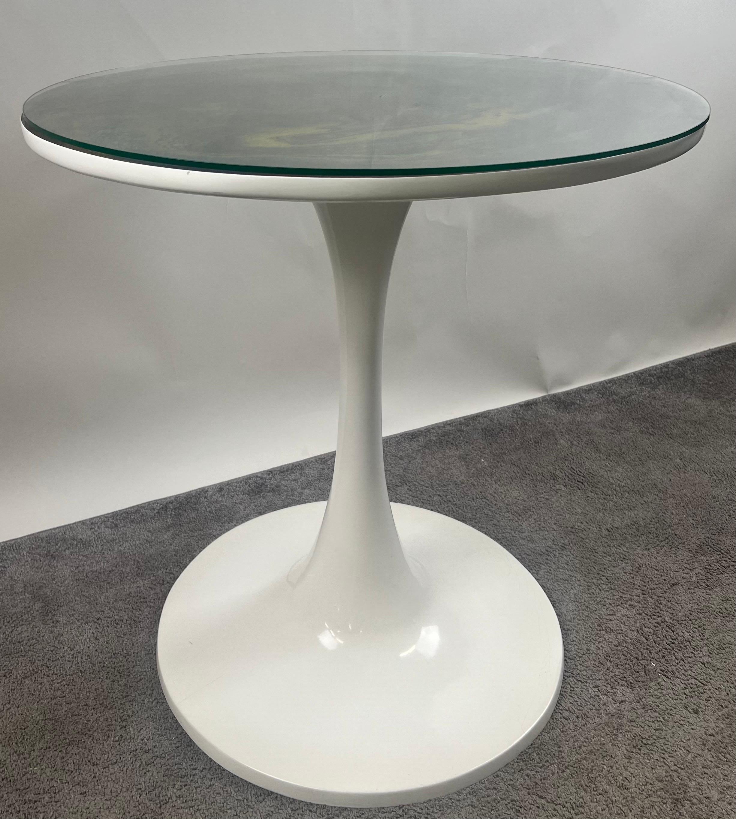 Tavolo da pranzo o da centro in stile MCM Tulip di Eero Saarinen con piano di design in resina epossidica in vendita 1