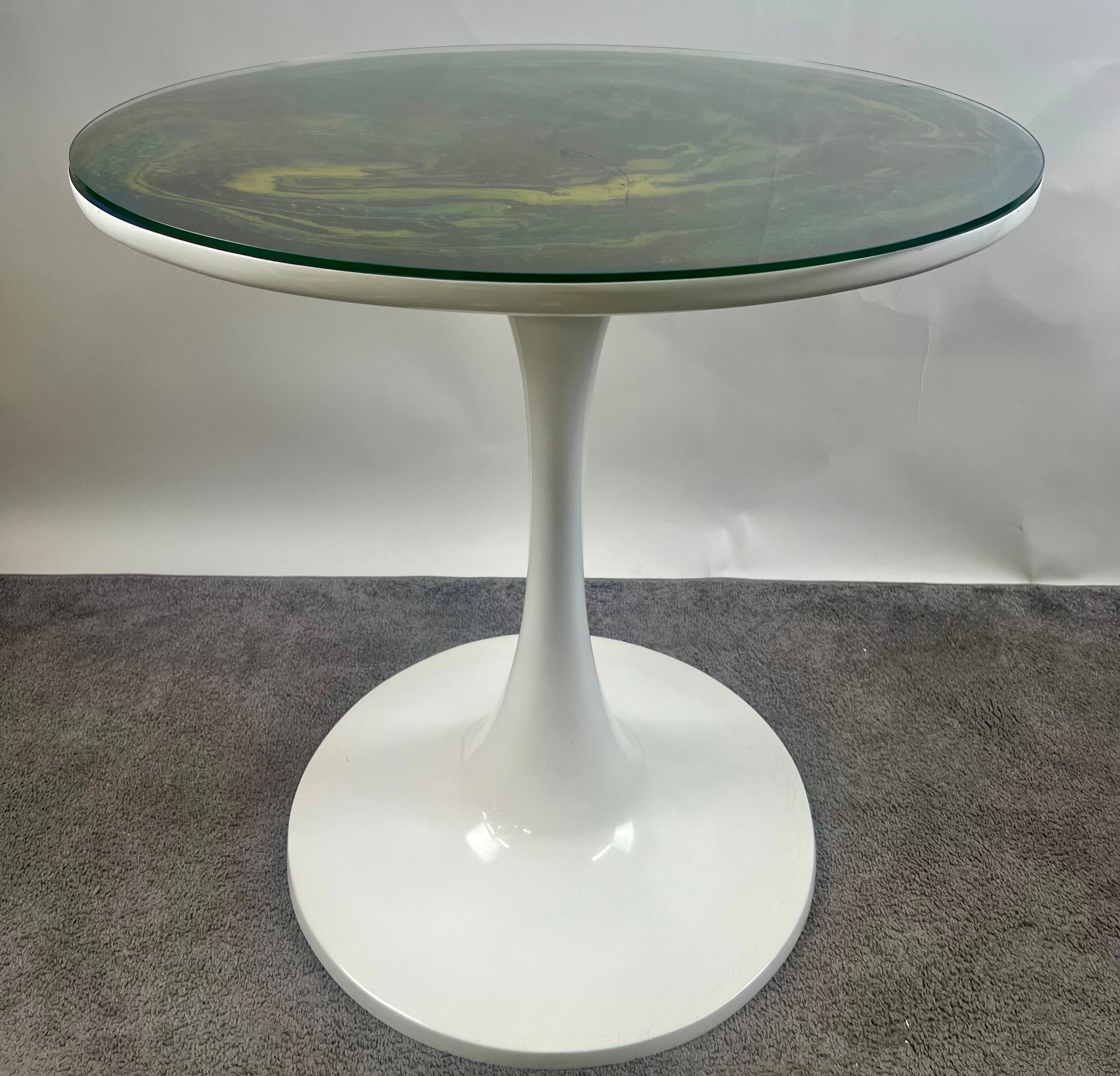 Tavolo da pranzo o da centro in stile MCM Tulip di Eero Saarinen con piano di design in resina epossidica in vendita 2
