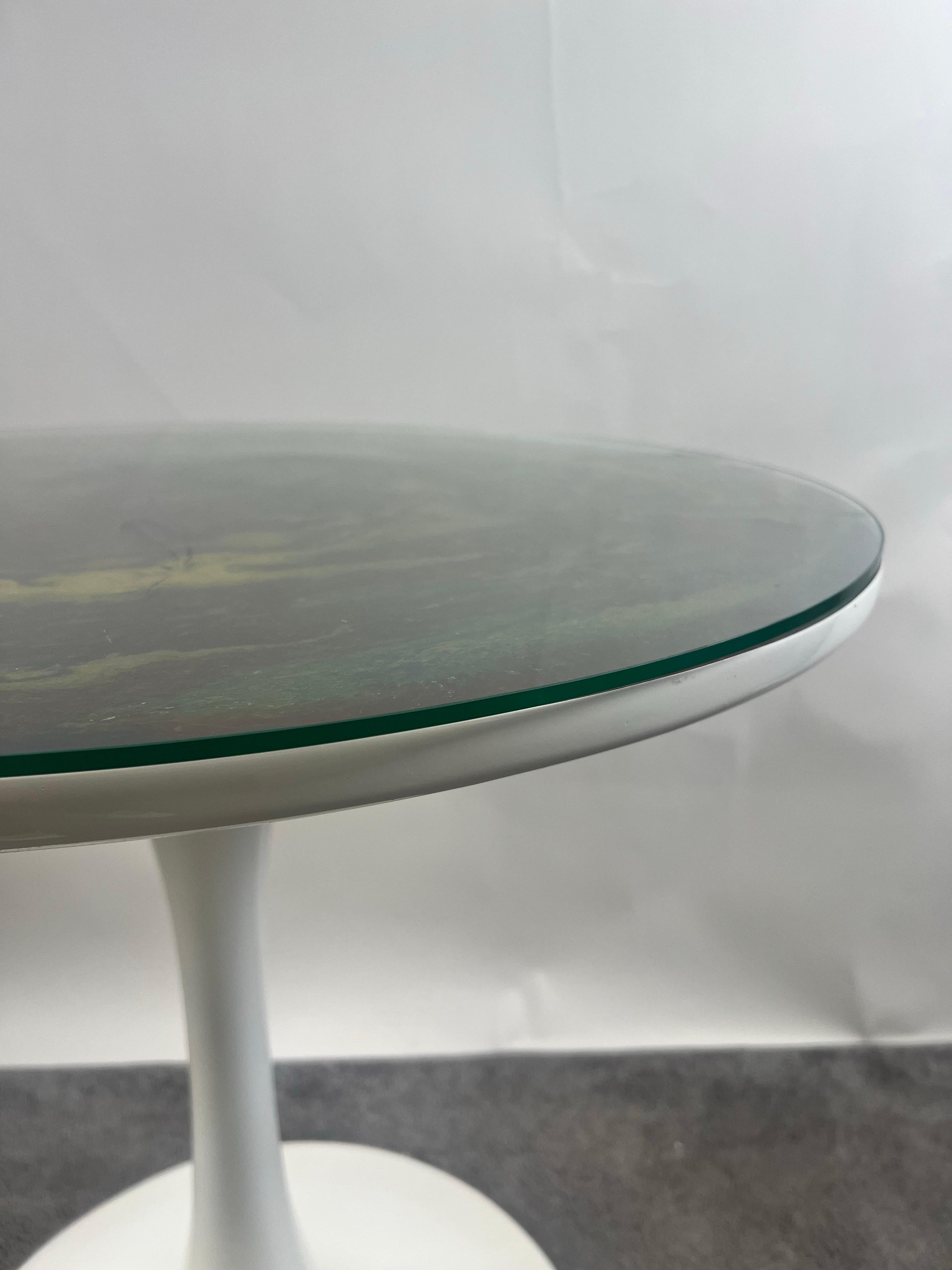 Tavolo da pranzo o da centro in stile MCM Tulip di Eero Saarinen con piano di design in resina epossidica in vendita 3