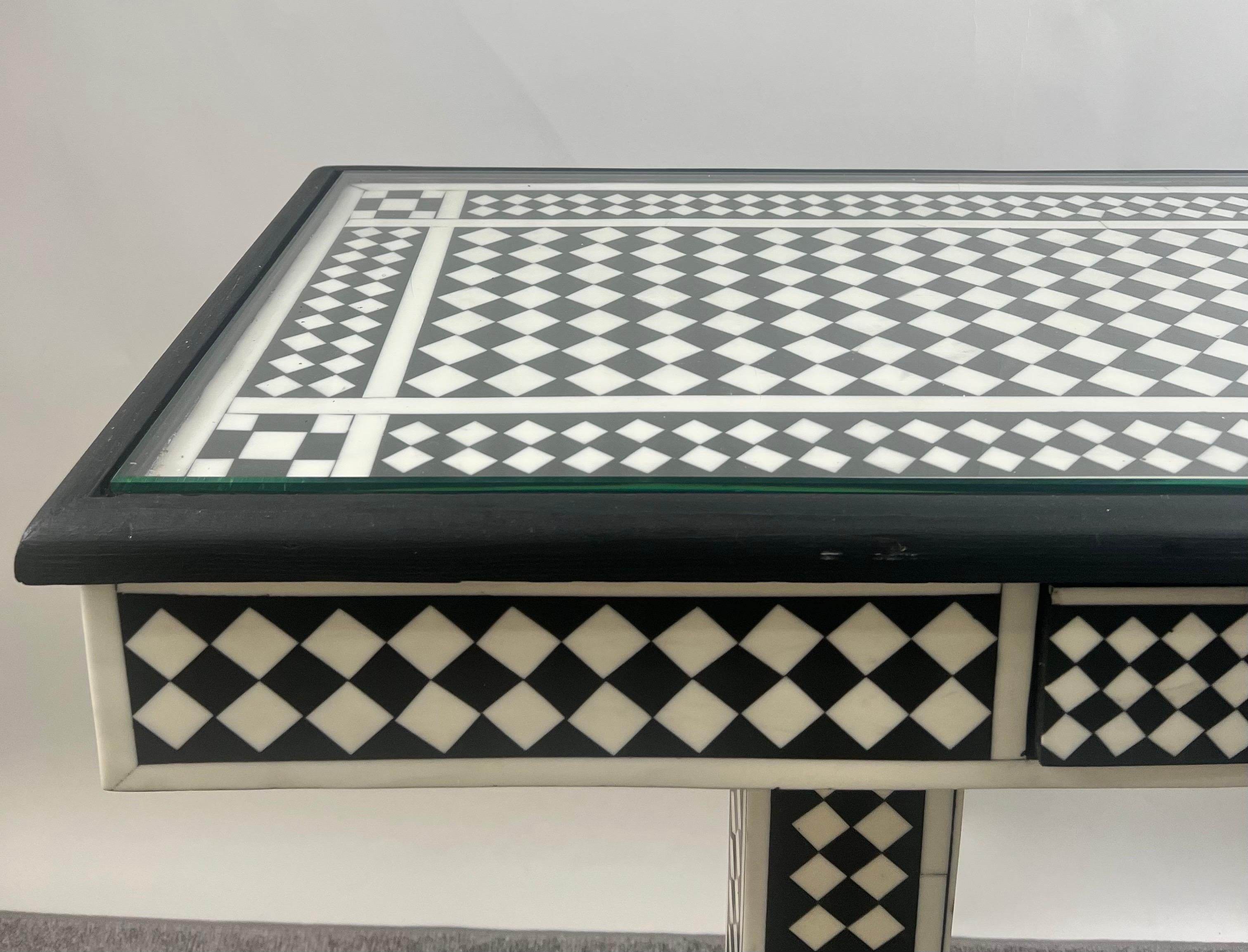 Table console de style Art déco en résine noire et blanche à motif de diamants en vente 2
