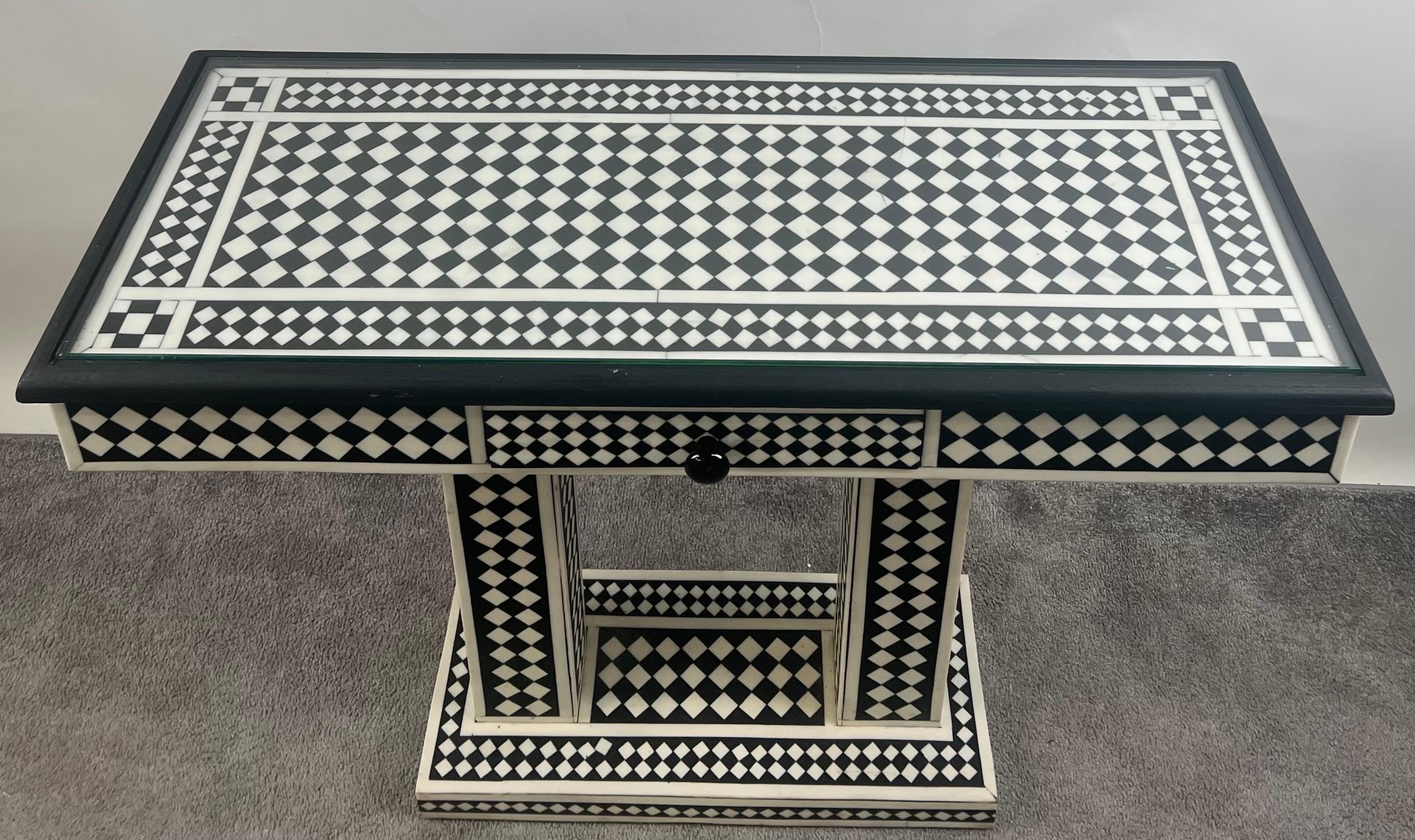 Table console de style Art déco en résine noire et blanche à motif de diamants en vente 4