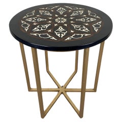 Table d'appoint / d'extrémité ronde au design mauresque bohème avec plateau en résine noire et laiton 