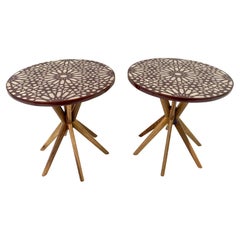 Art de la résine arabesque de style mauresque  Paire de tables d'appoint ou d'extrémité rondes à plateau arabesque