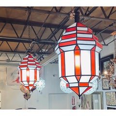 Lampadario, lampada a sospensione o lanterna in stile Art Déco, in vetro bianco latte e rosso, coppia
