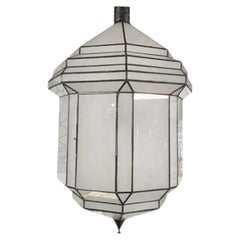 Grande lampadario, lampada a sospensione o lanterna in vetro opalino bianco in stile Art Déco