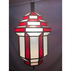 Kronleuchter, Hängeleuchte oder Laterne im Art-Déco-Stil aus weißem Milchglas, rotem Glas und Bronze