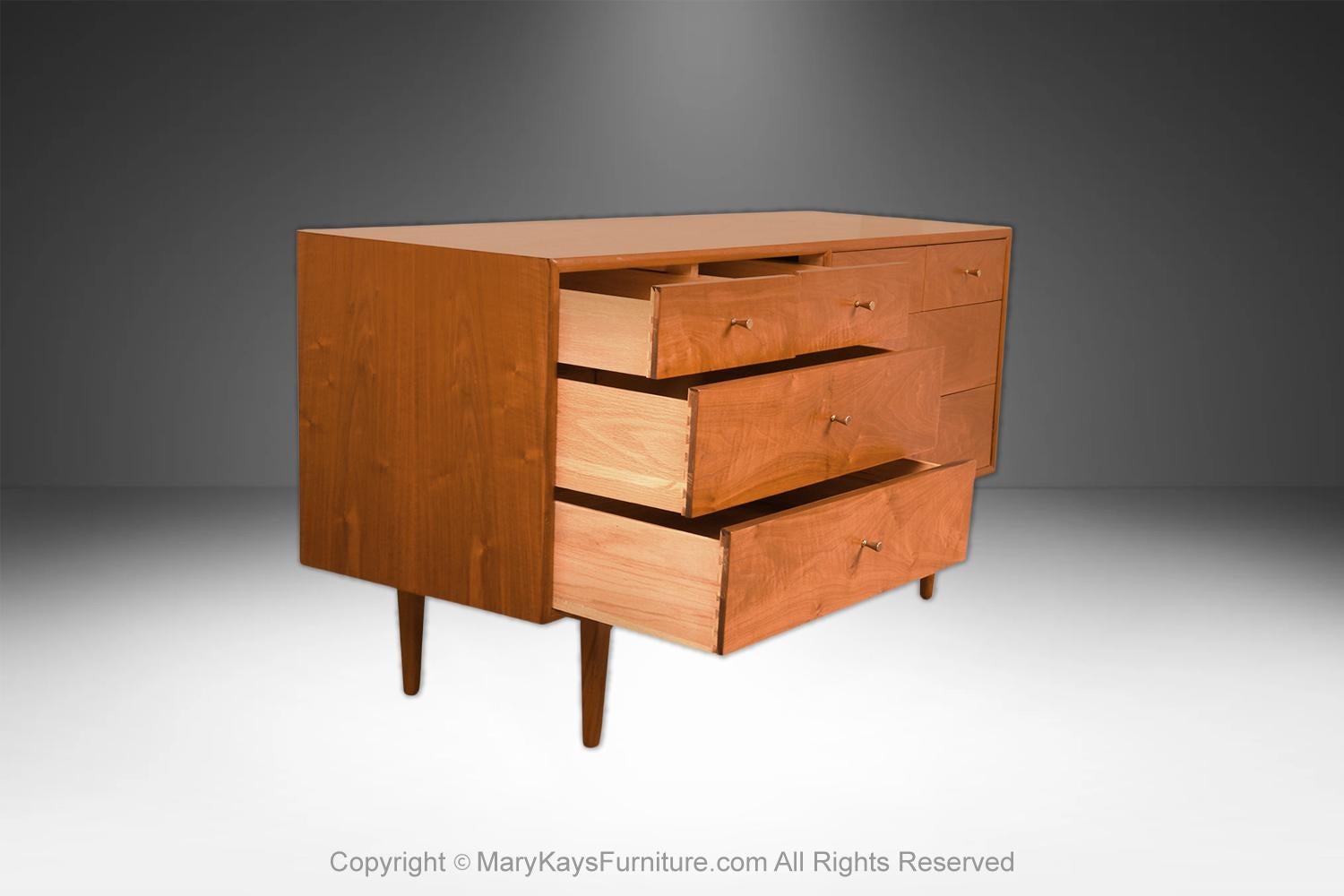 Favoloso comò a 6 cassetti Mid-Century Modern disegnato da Kipp Stewart & Stewart MacDougall per la Declaration Collection di Drexel, circa anni '60. La cassa in legno di noce massiccio e ben rifinito ospita tre cassetti a destra e a sinistra. Ogni