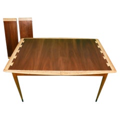 Mesa de comedor extensible con ensamblaje de cola de milano «Acclaim» de Mid Century Lane