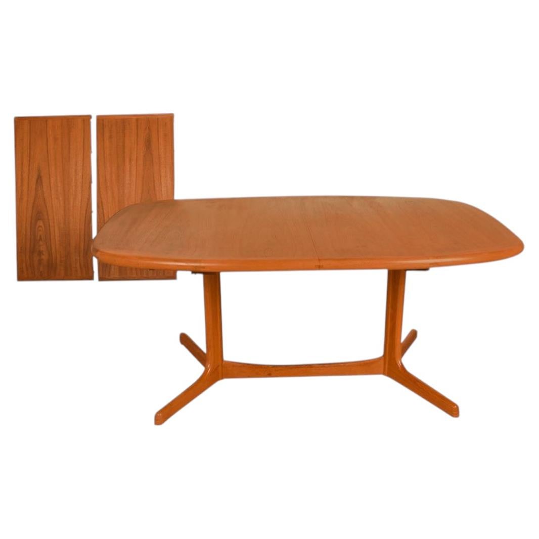 Mesa de comedor extensible danesa de teca de mediados de siglo en venta