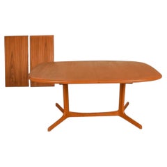 Mesa de comedor extensible danesa de teca de mediados de siglo