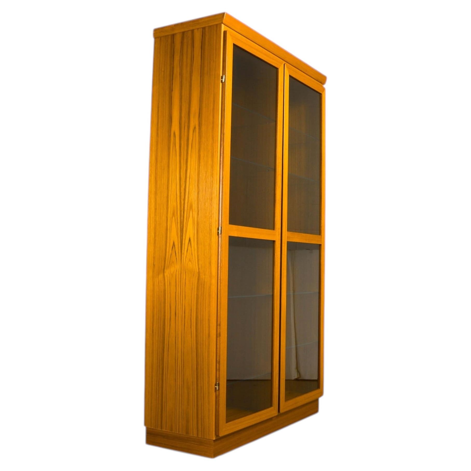 Vitrina danesa de teca de mediados de siglo de Skovby 2 en venta