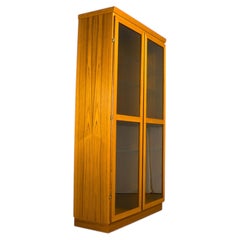 Vitrina danesa de teca de mediados de siglo de Skovby 2