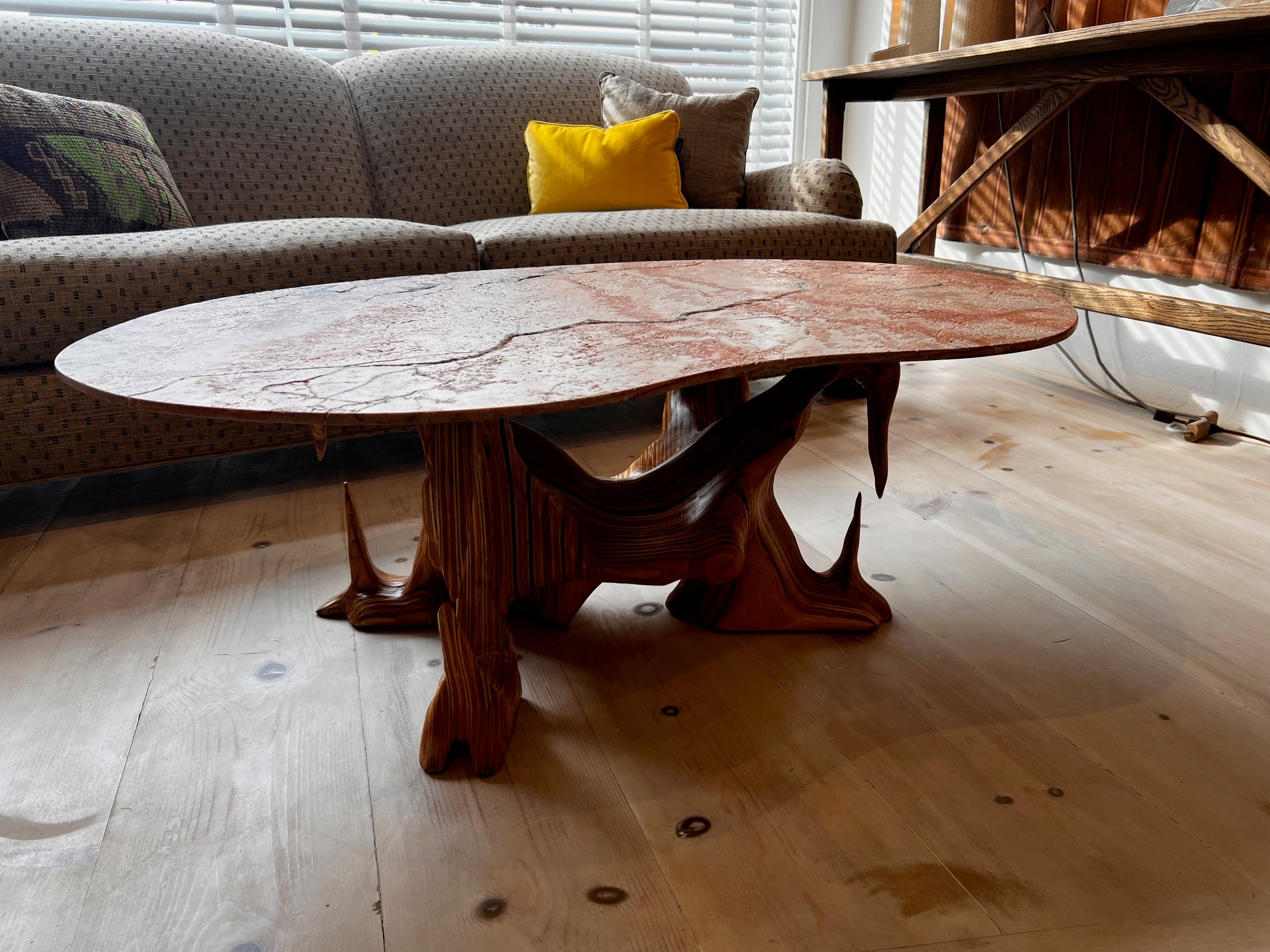 Table basse en édition limitée avec plateau en marbre Antique Rouge tambouriné et base sculptée en contreplaqué d'érable stratifié.
