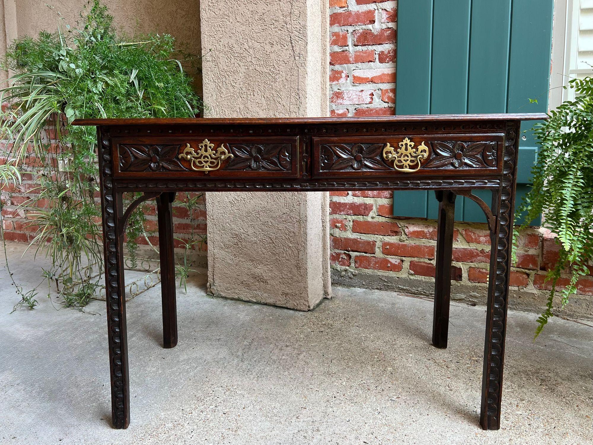 Antique English Sofa Console Table Jacobean Carved Oak Foyer Table c1890.

Direct from Europe, a beautiful antique English sofa or foyer table, in solid oak, with classic Old World character and charm throughout.

The table features a wide hand