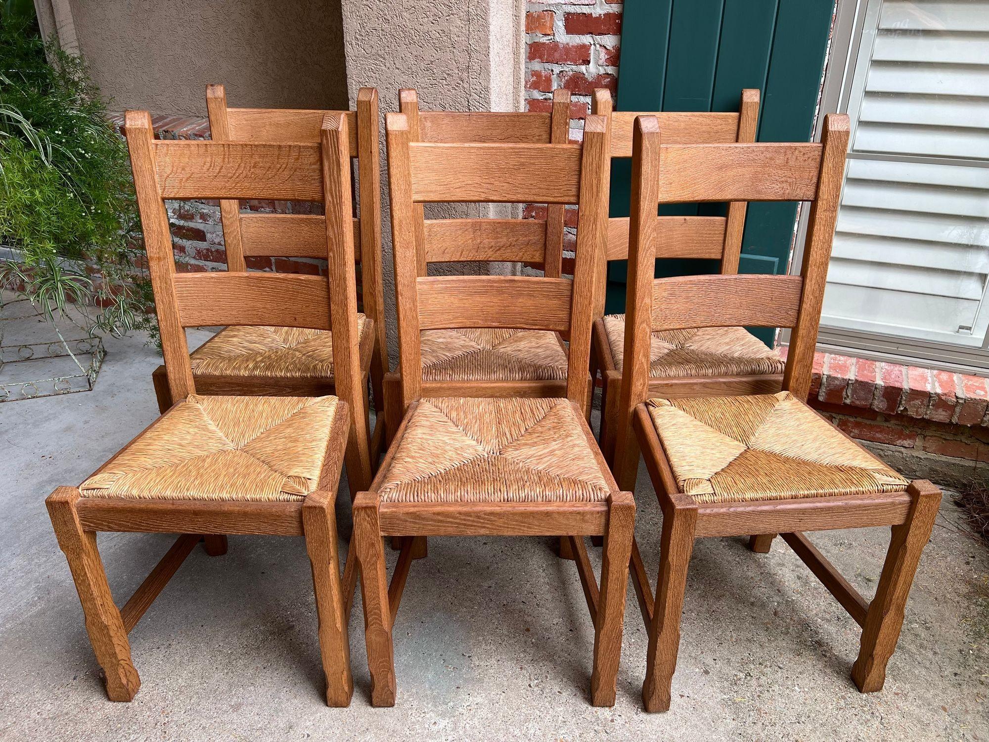 Set 6 chaises de salle à manger vintage à dossier en échelle, assise en jonc, chêne Country Farmhouse.

Directement de France, un ensemble de 6 chaises françaises antiques/vintage, parfaites pour une salle à manger ou une cuisine avec leur charme