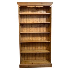 Librería antigua de estilo rústico inglés de pino, alta y estrecha, con estantes abiertos, de alrededor de 1900