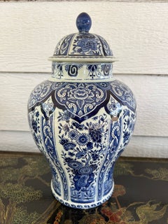 Große Vintage-Vase im Delfter Stil, „Ginger Jar“, blau-weiß mit Blumenmuster und „Royal Sphinx“-Deckel