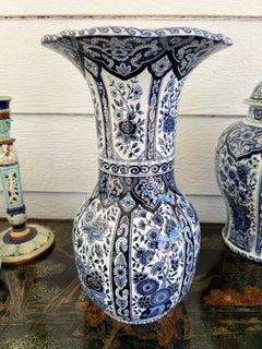 Große Vintage-Trompetenvase aus Delft, blau-weiß mit Blumenmuster, „Boch Royal Sphinx“-Urne