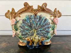 Grande cache-pot antique français en majolique « Jardinière au paon » d'Onnaing, vers 1880