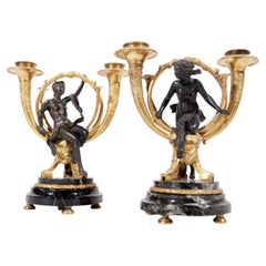 Paire de candélabres figuratifs en bronze doré et patiné de style Empire français, vers 1810