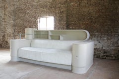 Französisches Art-déco-Sofa mit geschwungenen Seitenschränken, elfenbeinfarbener Polsterung, um 1920