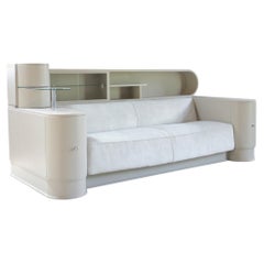 Französisches Art-déco-Sofa mit geschwungenen Seitenschränken, elfenbeinfarbener Polsterung, um 1920