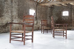 Sillón rústico holandés de roble con respaldo en forma de escalera y asiento de junco, de mediados de siglo; precio por unidad